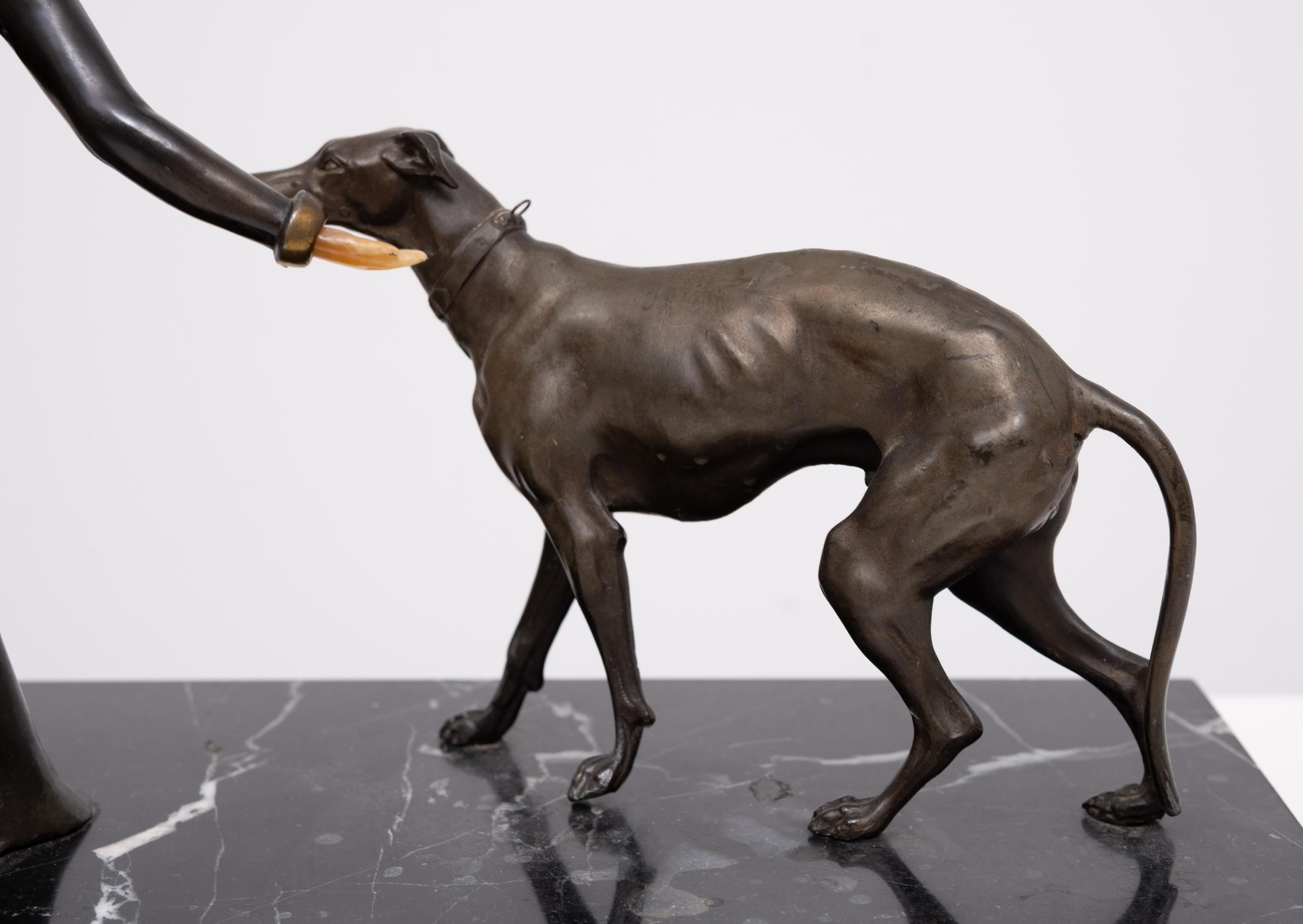 Art-Deco-Skulptur einer Frau mit Borzois 1920/30er Jahre Frankreich im Angebot 9