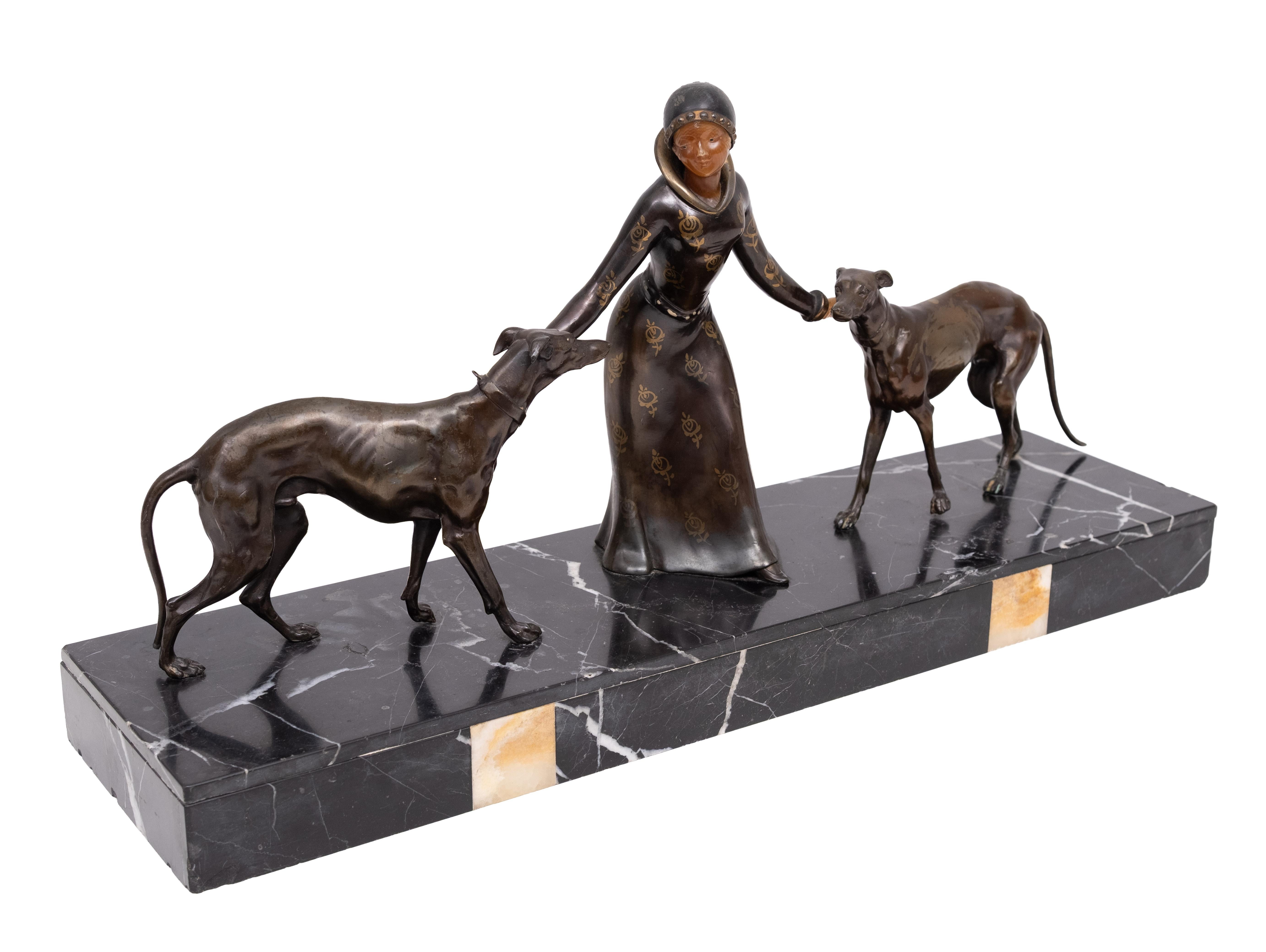 Art-Deco-Skulptur einer Frau mit Borzois 1920/30er Jahre Frankreich (Französisch) im Angebot