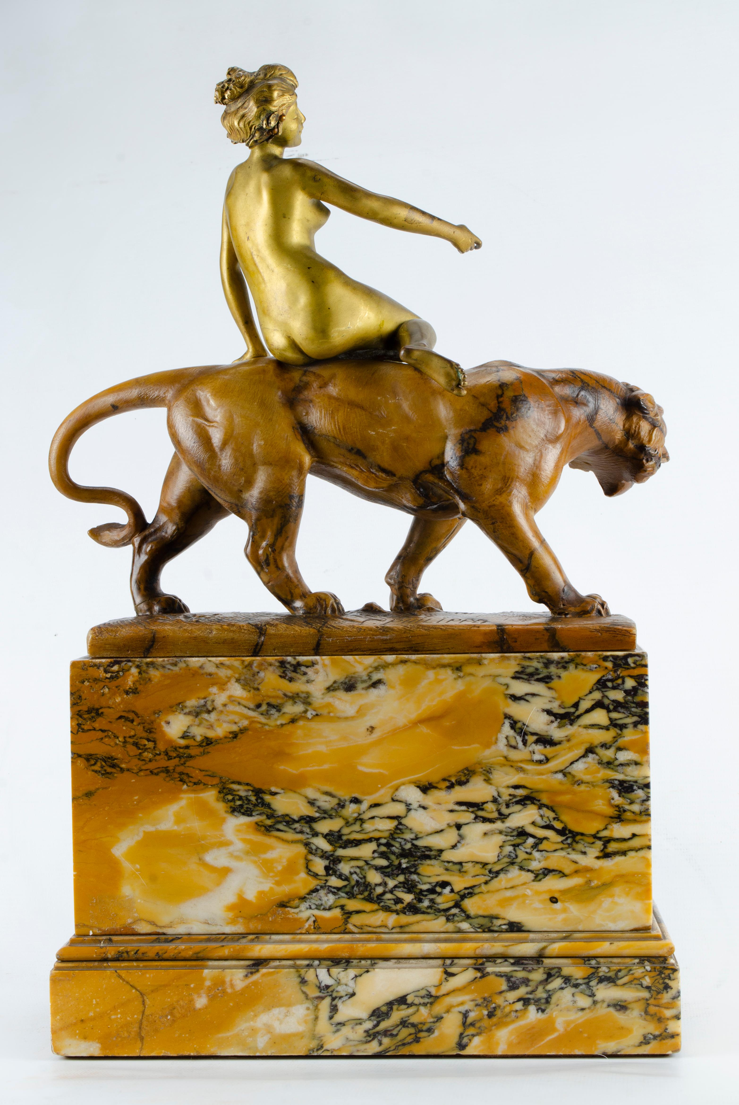 Skulptur aus Marmor und Bronze im Art déco-Stil (Frühes 20. Jahrhundert) im Angebot