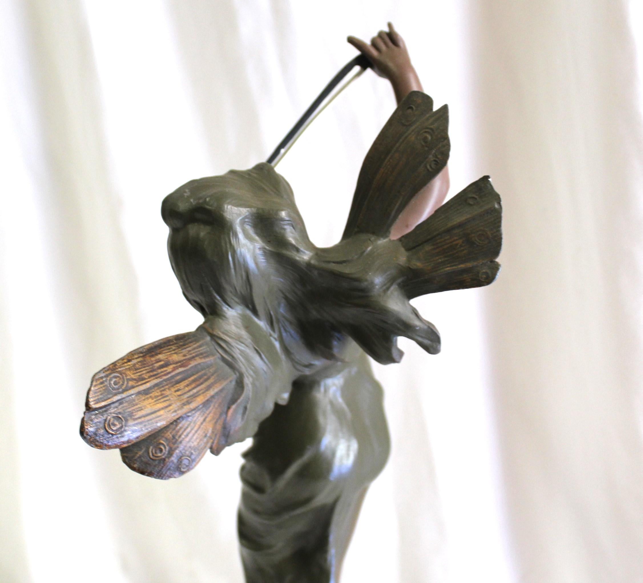 Art-Déco-Skulptur , Pixy mit Violine,  Antike   (Frühes 20. Jahrhundert) im Angebot