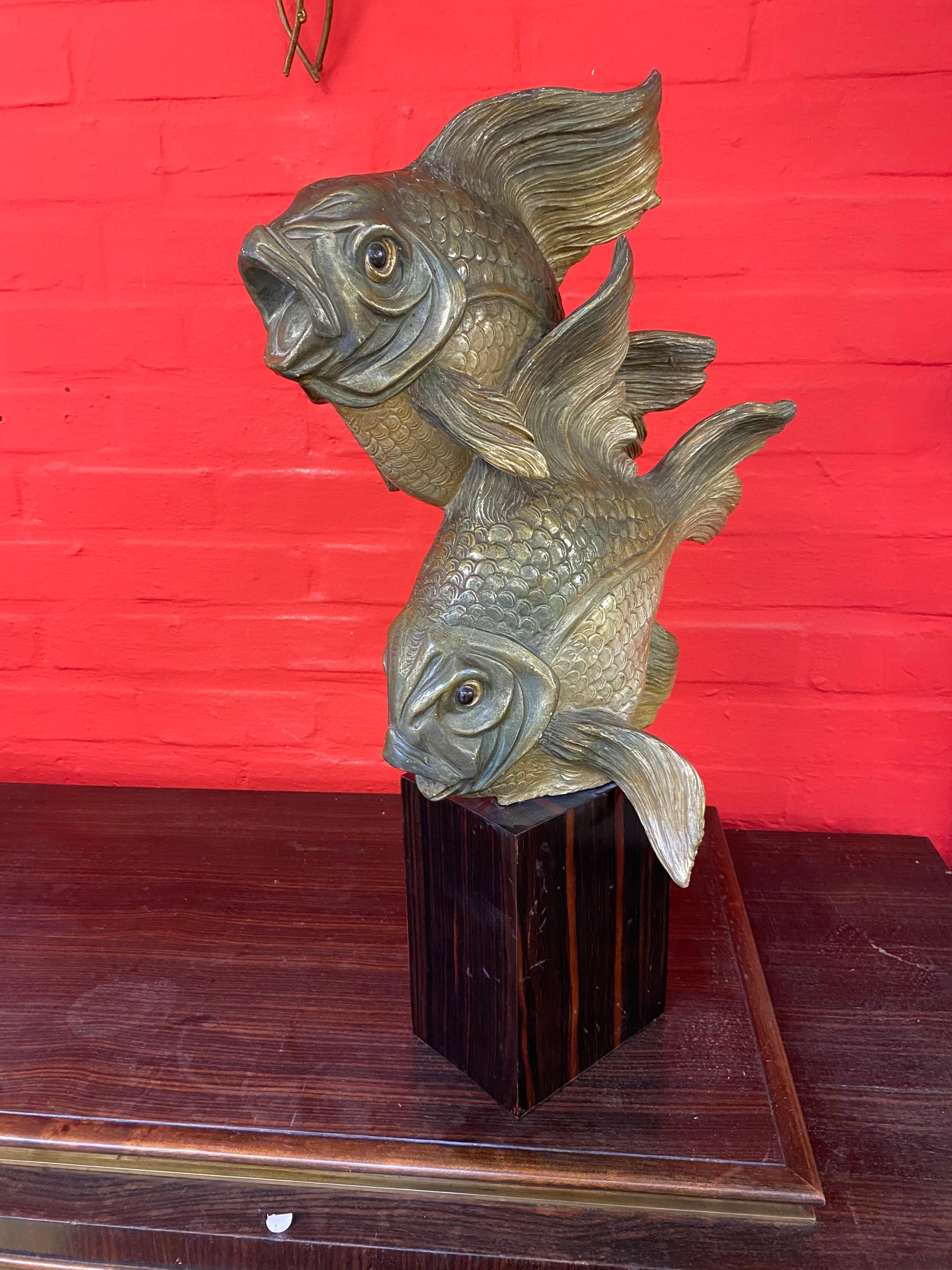 Art-Deco-Skulptur, Darstellung von 2 Terrakotta-Fischen auf einem Makassar-Sockel, um 1930 (Abalone) im Angebot