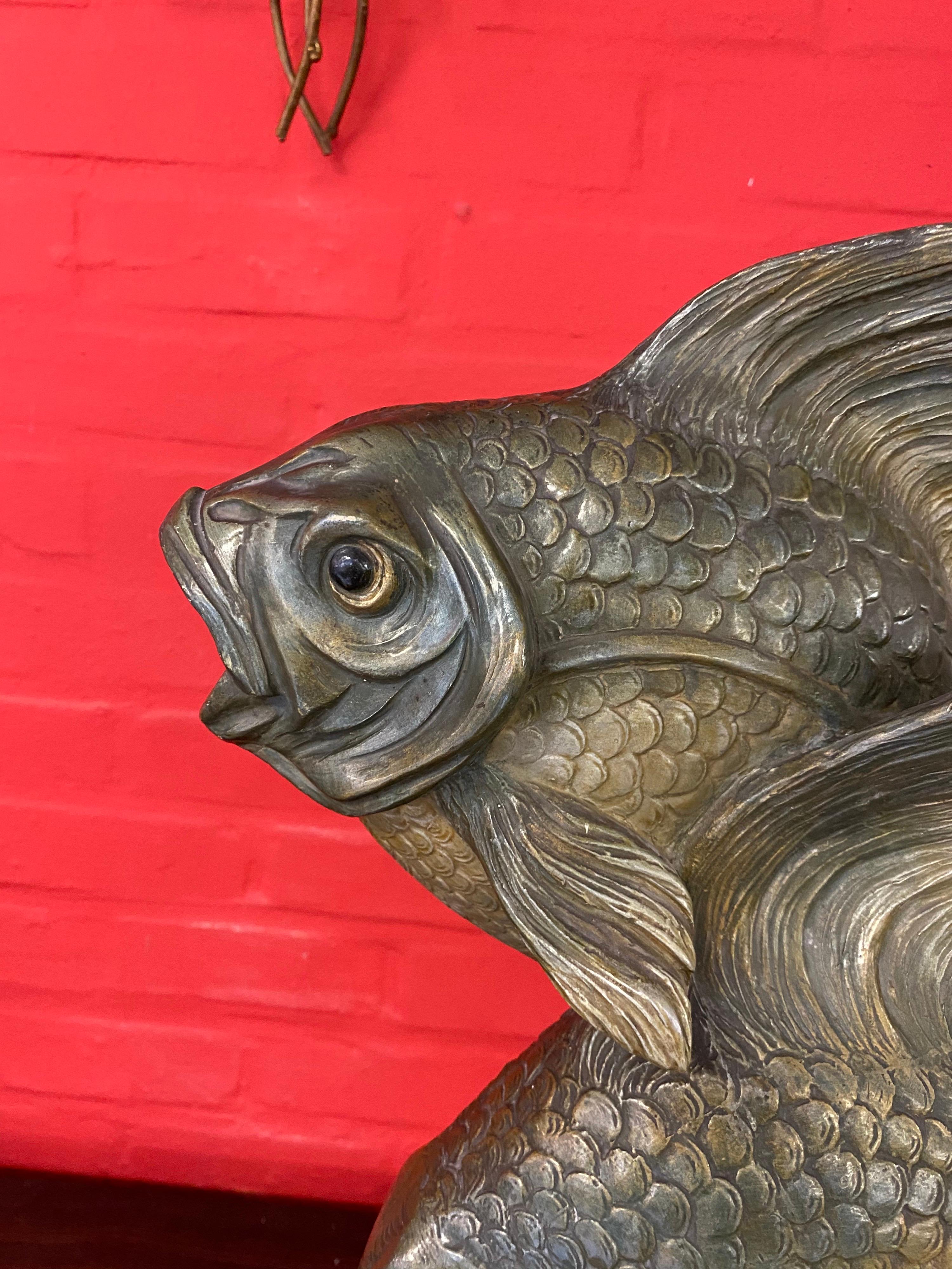 Art-Deco-Skulptur, Darstellung von 2 Terrakotta-Fischen auf einem Makassar-Sockel, um 1930 im Angebot 2