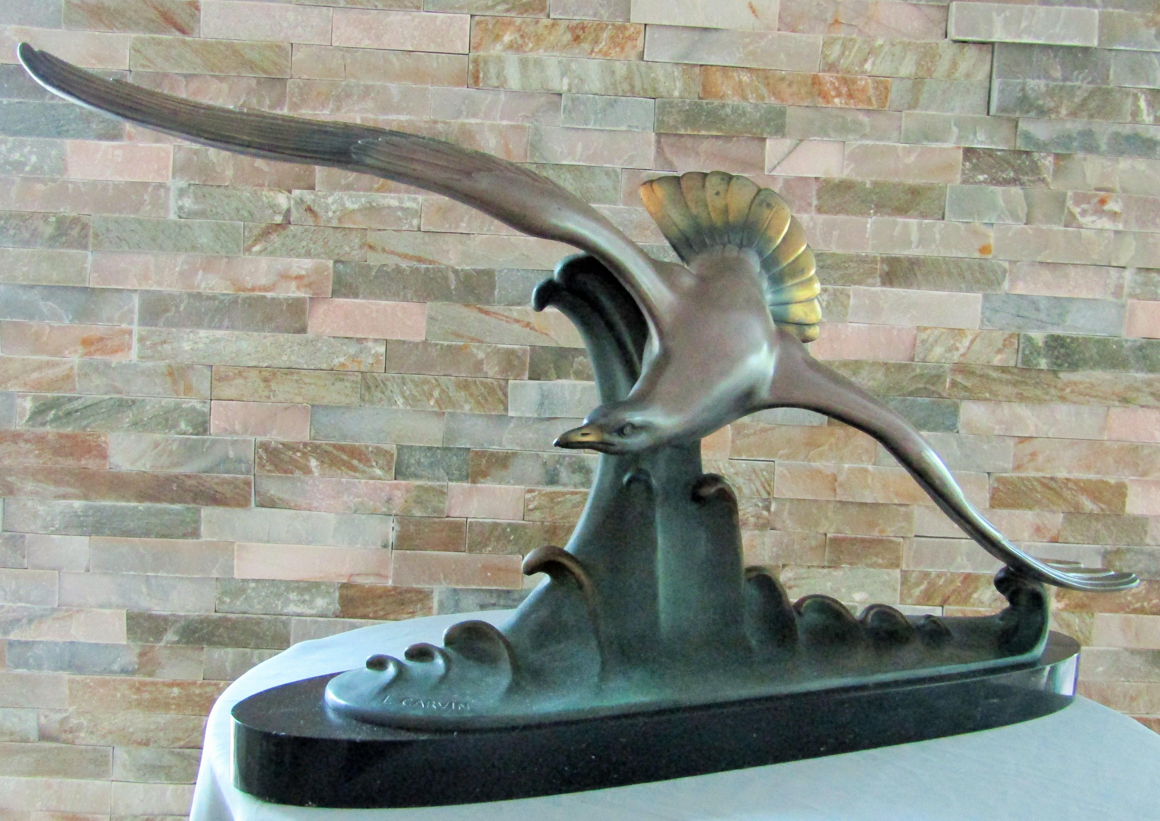Mouette sculptée Art déco par Carvin. Bonze spelter patiné. France, datant d'environ 1925.

Livraison gratuite de cet article partout dans le monde !

Louis-Albert Carvin était un artiste français connu pour ses sculptures animalières en bronze.