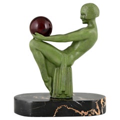 Art-déco-Skulptur eines sitzenden Akts mit Kugel, signiert von Max Le Verrier, Frankreich 1930