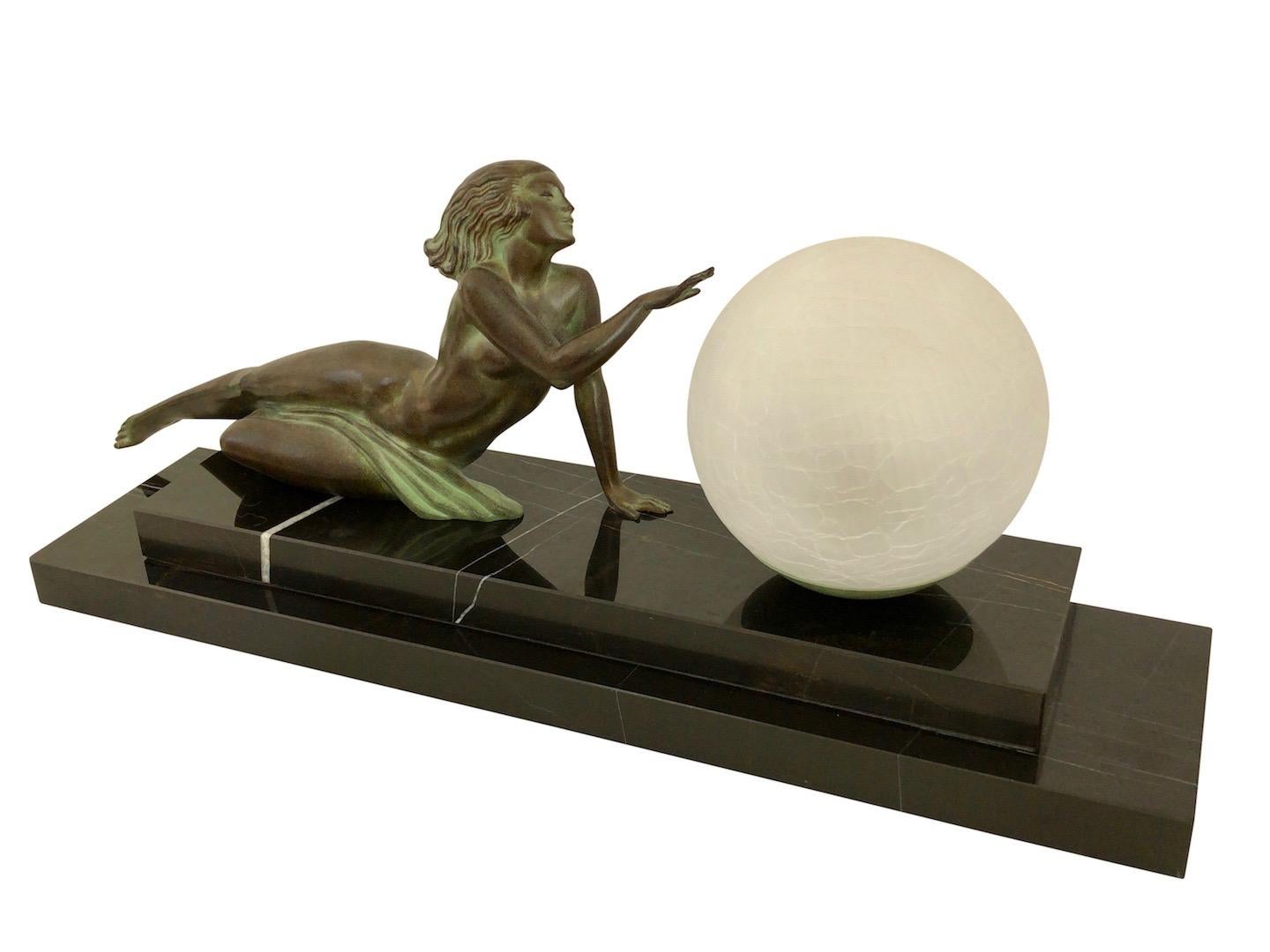 Français Sculpture de séduction Art Déco avec boule de verre par Fayral pour Max Le Verrier