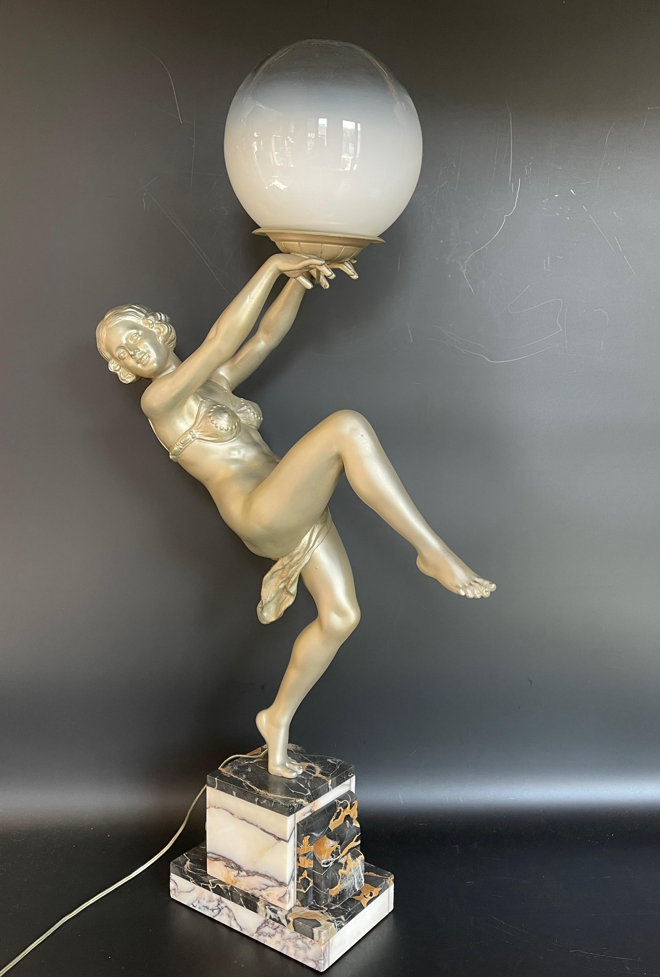 Large art deco illuminating sculpture, circa 1930.
Spelter sculpture on marble base.
Opalescent glass ball soap bubble.
In perfect condition and electrified
Length: 17,5 cm
Diameter: 15 cm
Height: 71 cm
Depth: 10,5 cm
Weight: 7kg

Sculptor