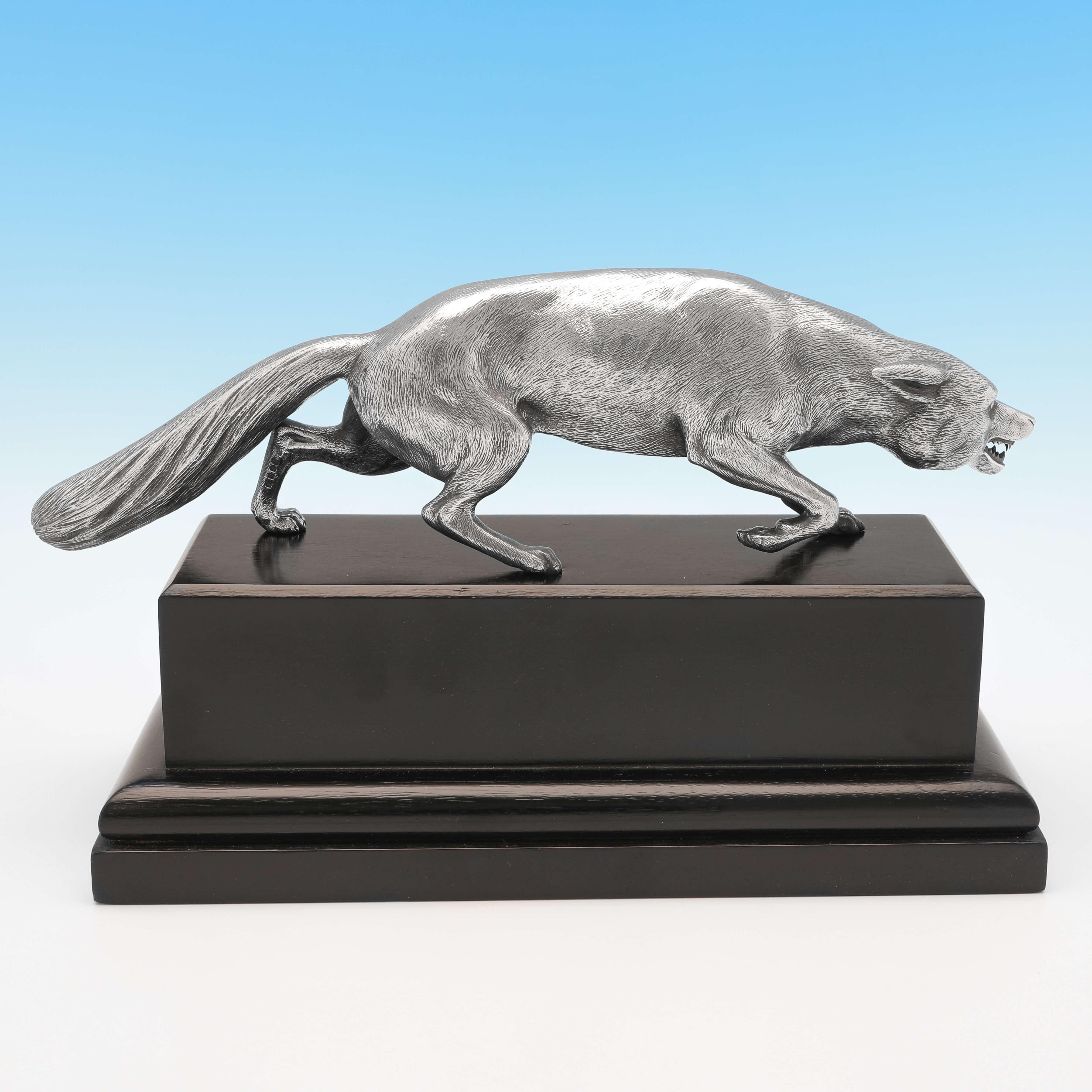 Marcada en Londres en 1935 por Goldsmiths & Silversmiths Co., esta increíble maqueta de plata de ley de un zorro se presenta sobre un zócalo de madera que tiene una placa vacía, y está maravillosamente modelada. El zorro mide 34 cm de nariz a cola,