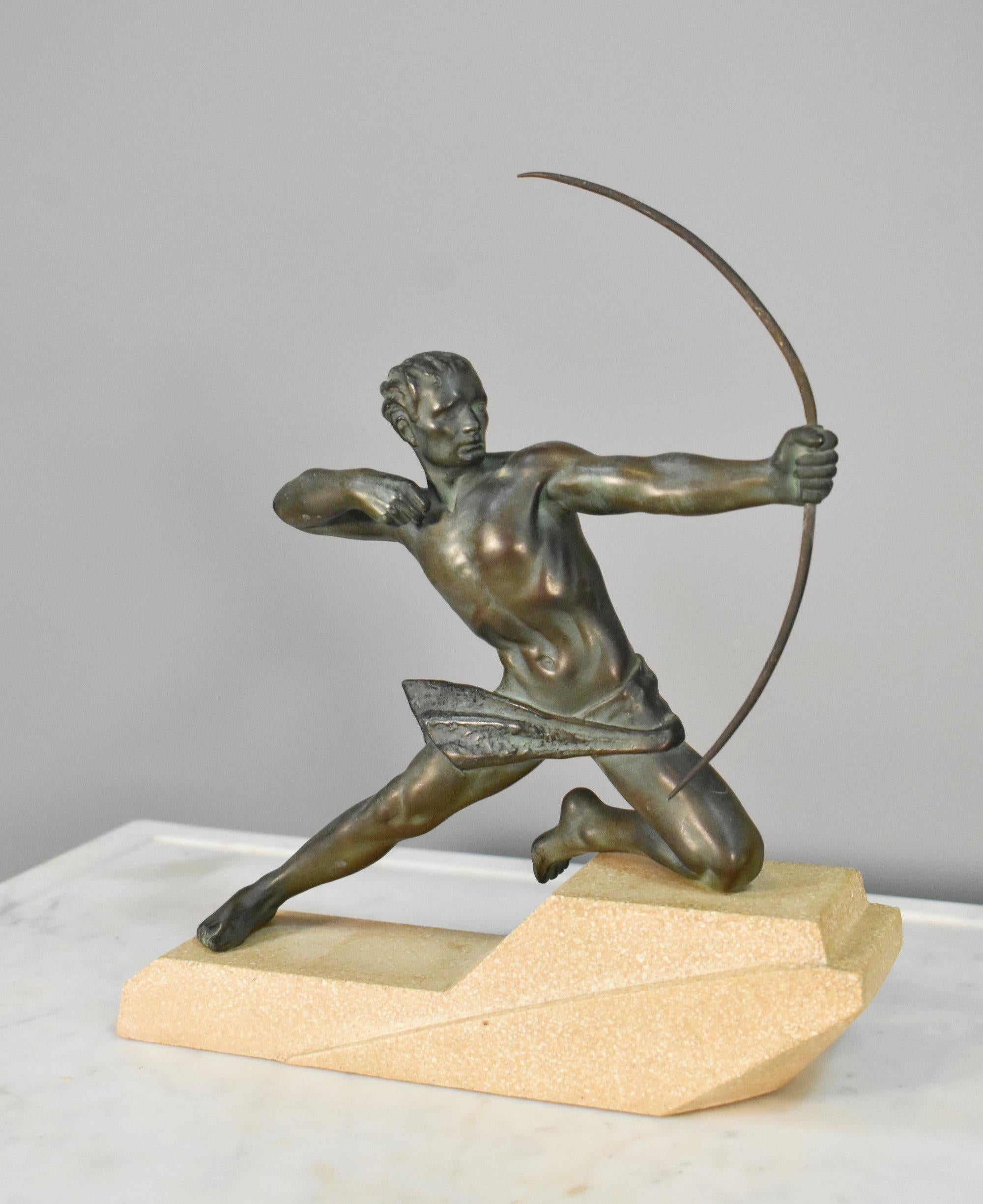 Scultura Art Déco L'arciere Ercole di Max Le Verrier

Questa scultura mostra la classica posa dell'Arciere/Ercole, figlio di Zeus, che tende il suo arco.

L'opera è dell'artista Max Le Verrier (1891-1973), noto anche come Louis Octave Maxime Le