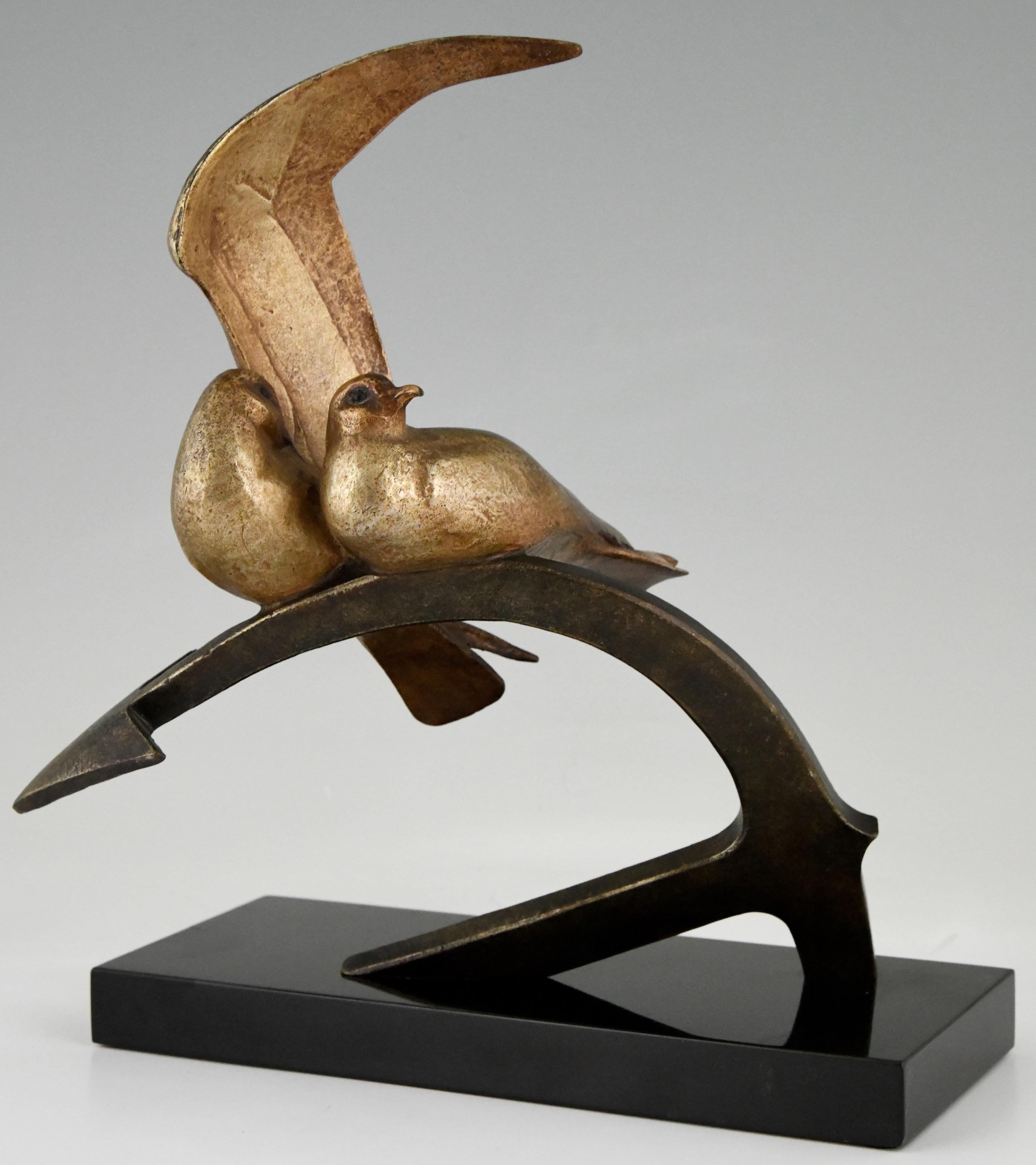 Art Deco Skulptur zwei Vögel auf einem Anker von André Vincent Becquerel. 
Gießereimarke L.N. Paris. Les Neveux de Lehmann. 
Patinierte Bronze auf einem Sockel aus schwarzem belgischem Marmor.
Frankreich 1930. 

Litratur:
Art Deco und andere