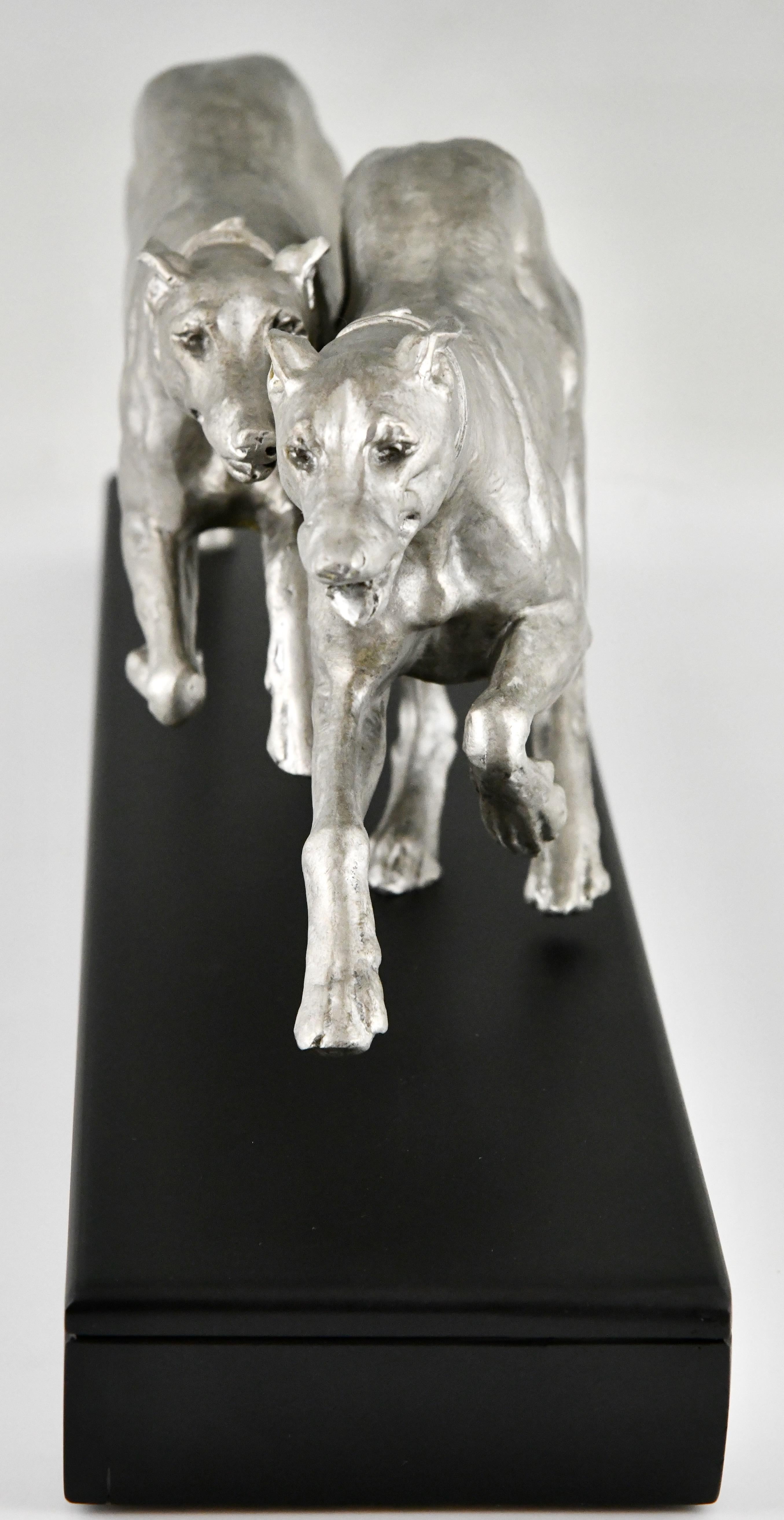 Art-déco-Skulptur zweier Windhunde, signiert von Plagnet France 1930.  (Französisch) im Angebot
