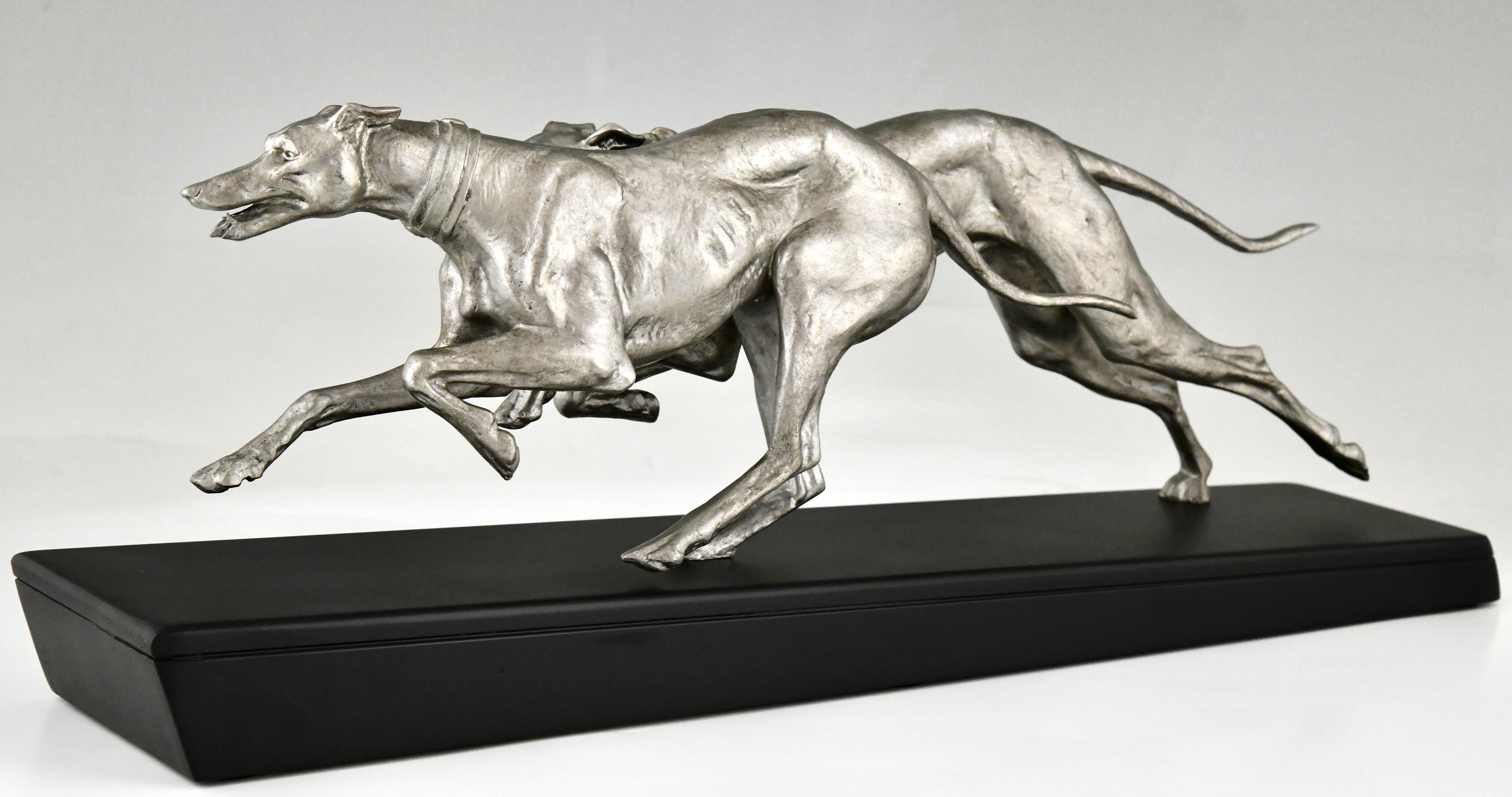 Art-déco-Skulptur zweier Windhunde, signiert von Plagnet France 1930.  (Patiniert) im Angebot