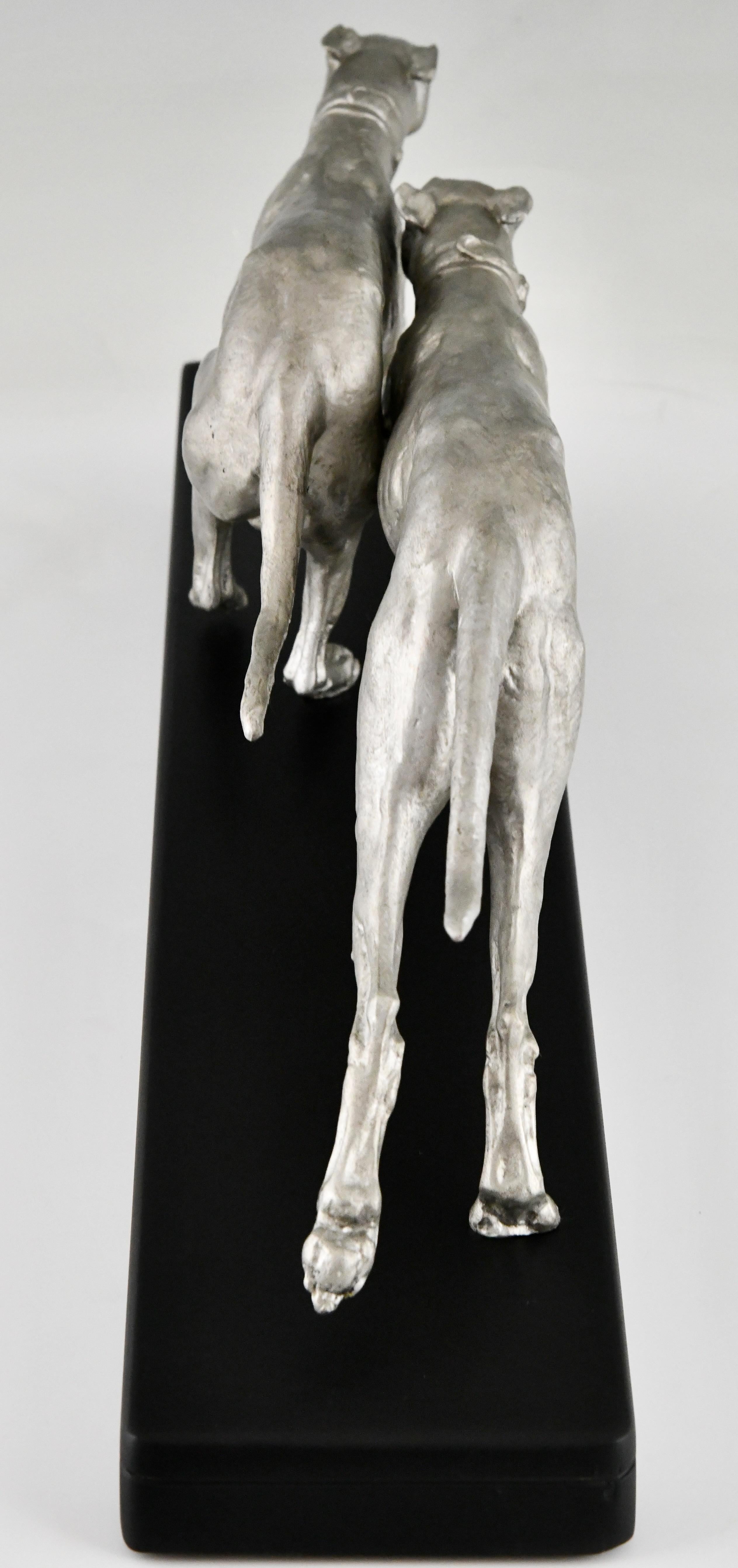 Art-déco-Skulptur zweier Windhunde, signiert von Plagnet France 1930.  (Metall) im Angebot