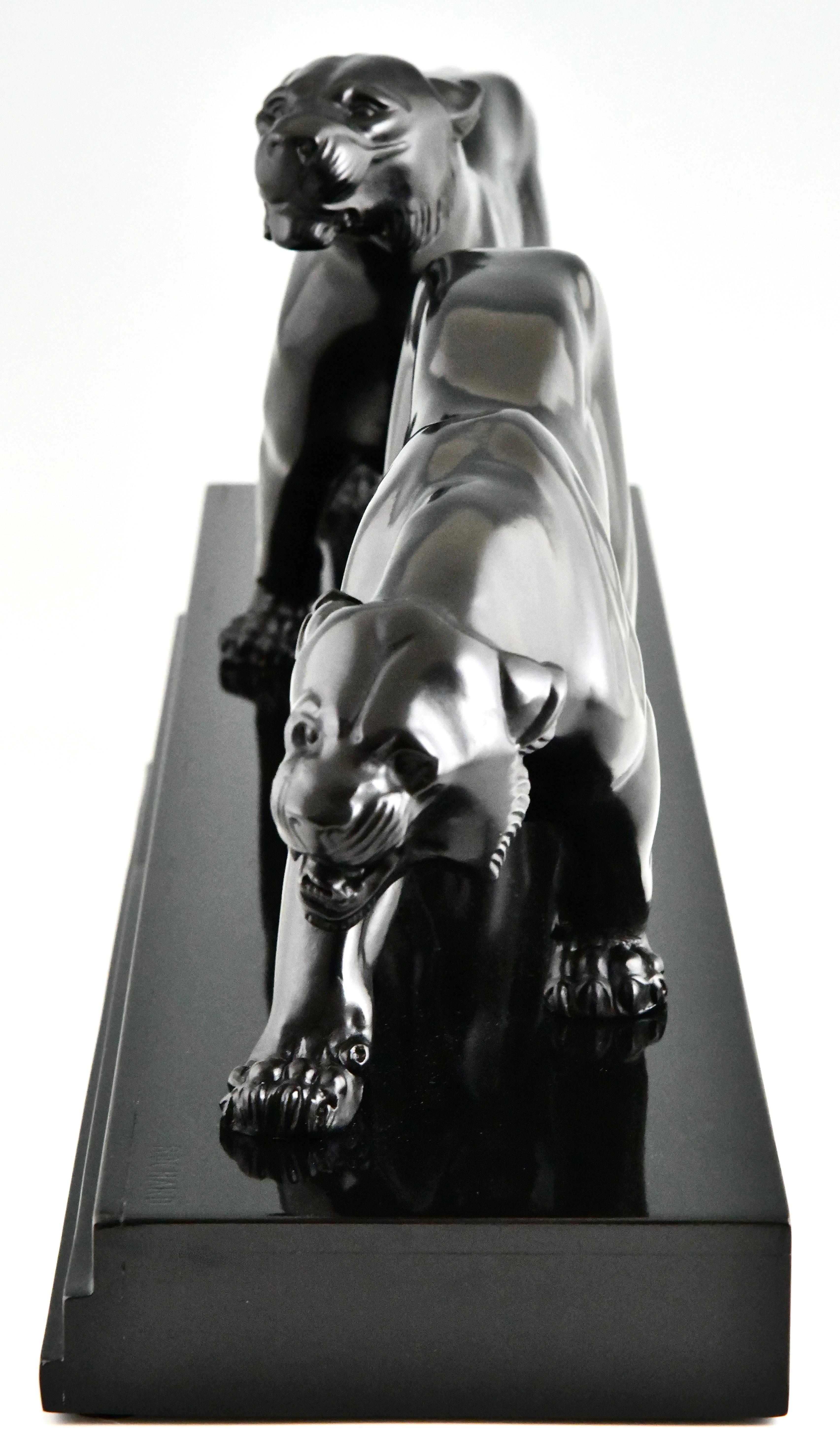 French Art Deco sculpture two panthers signed by Irene Rochard.  For Sale
