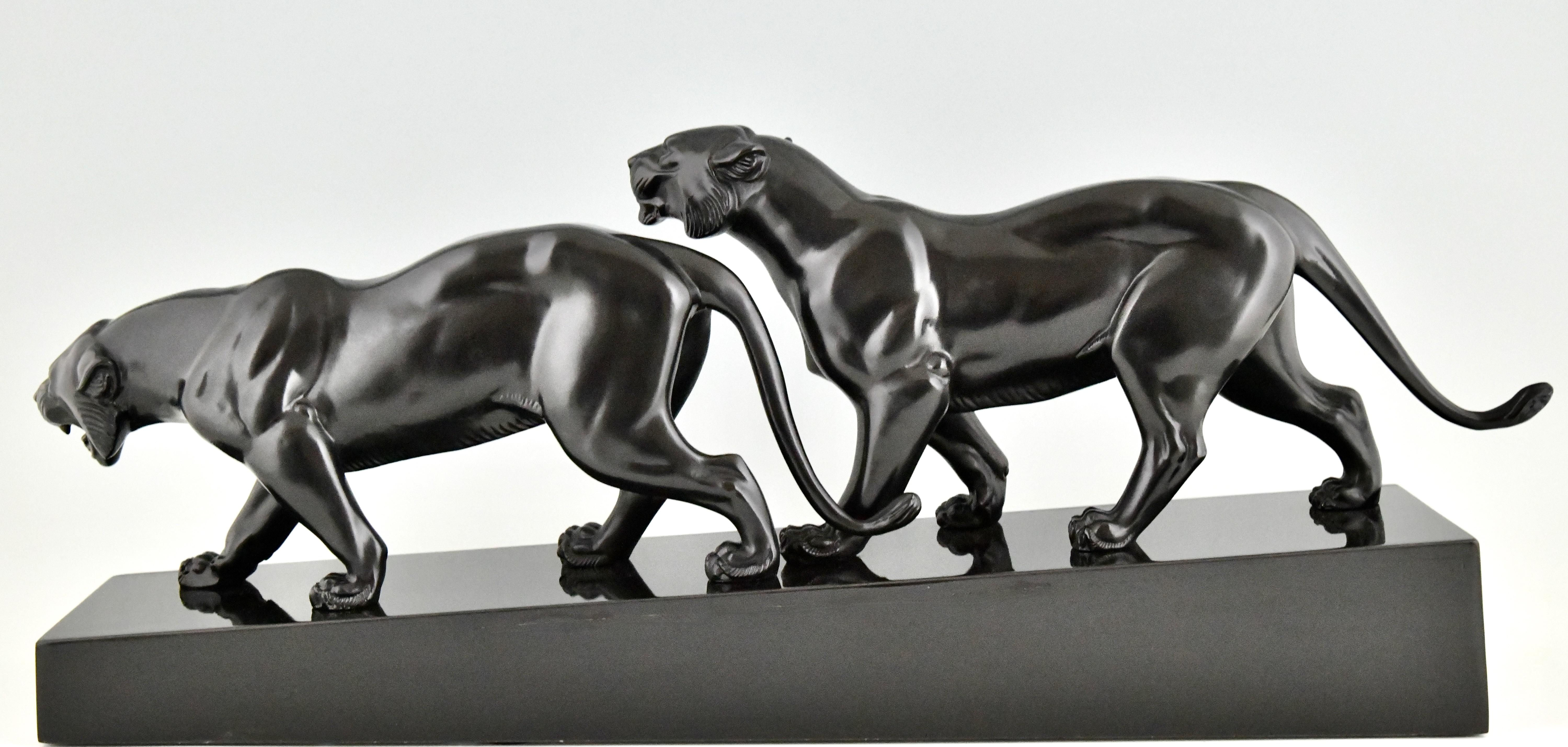 Art-Déco-Skulptur zweier Panther, signiert von Irene Rochard.  (Patiniert) im Angebot