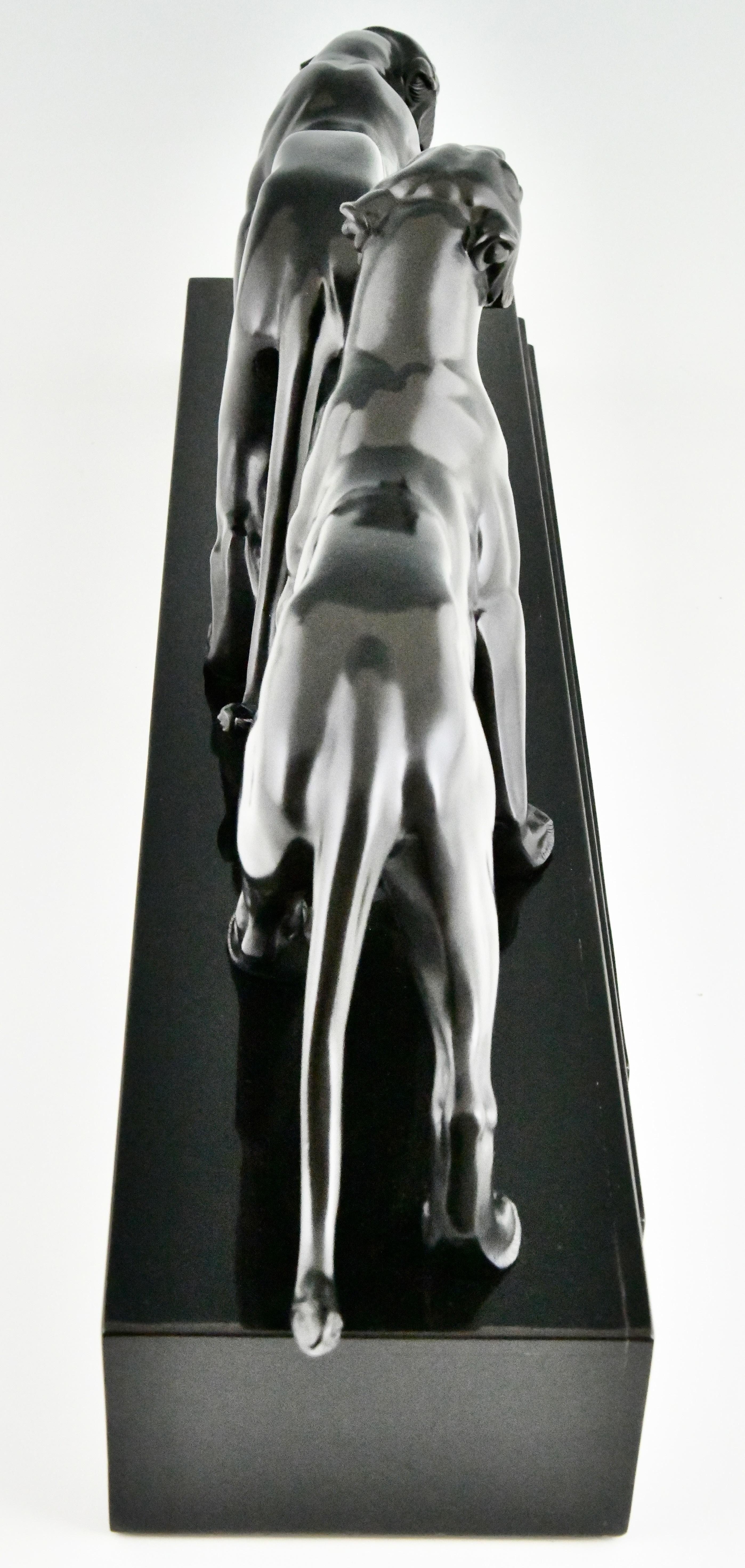 Art-Déco-Skulptur zweier Panther, signiert von Irene Rochard.  (Mitte des 20. Jahrhunderts) im Angebot