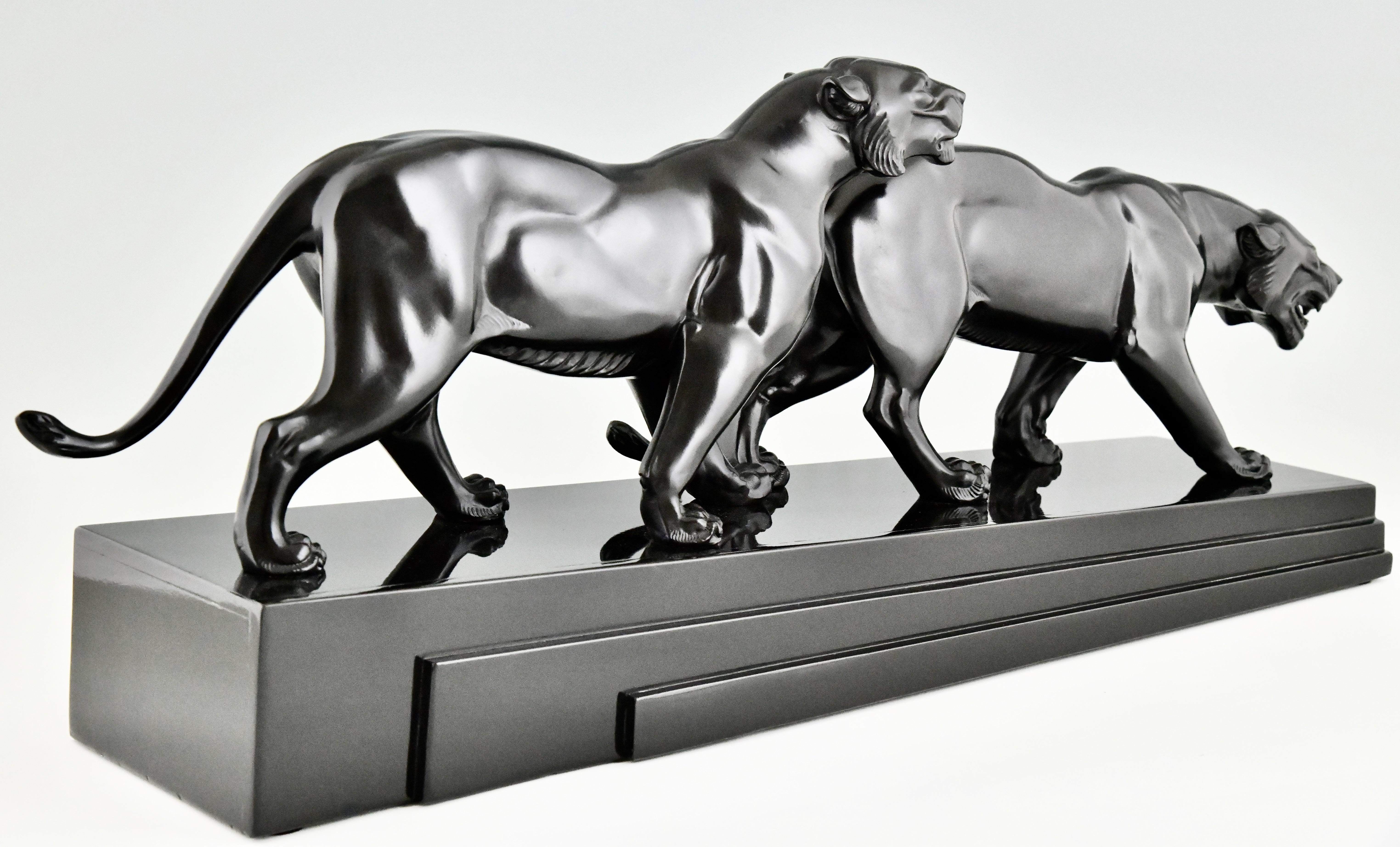 Art-Déco-Skulptur zweier Panther, signiert von Irene Rochard.  (Metall) im Angebot