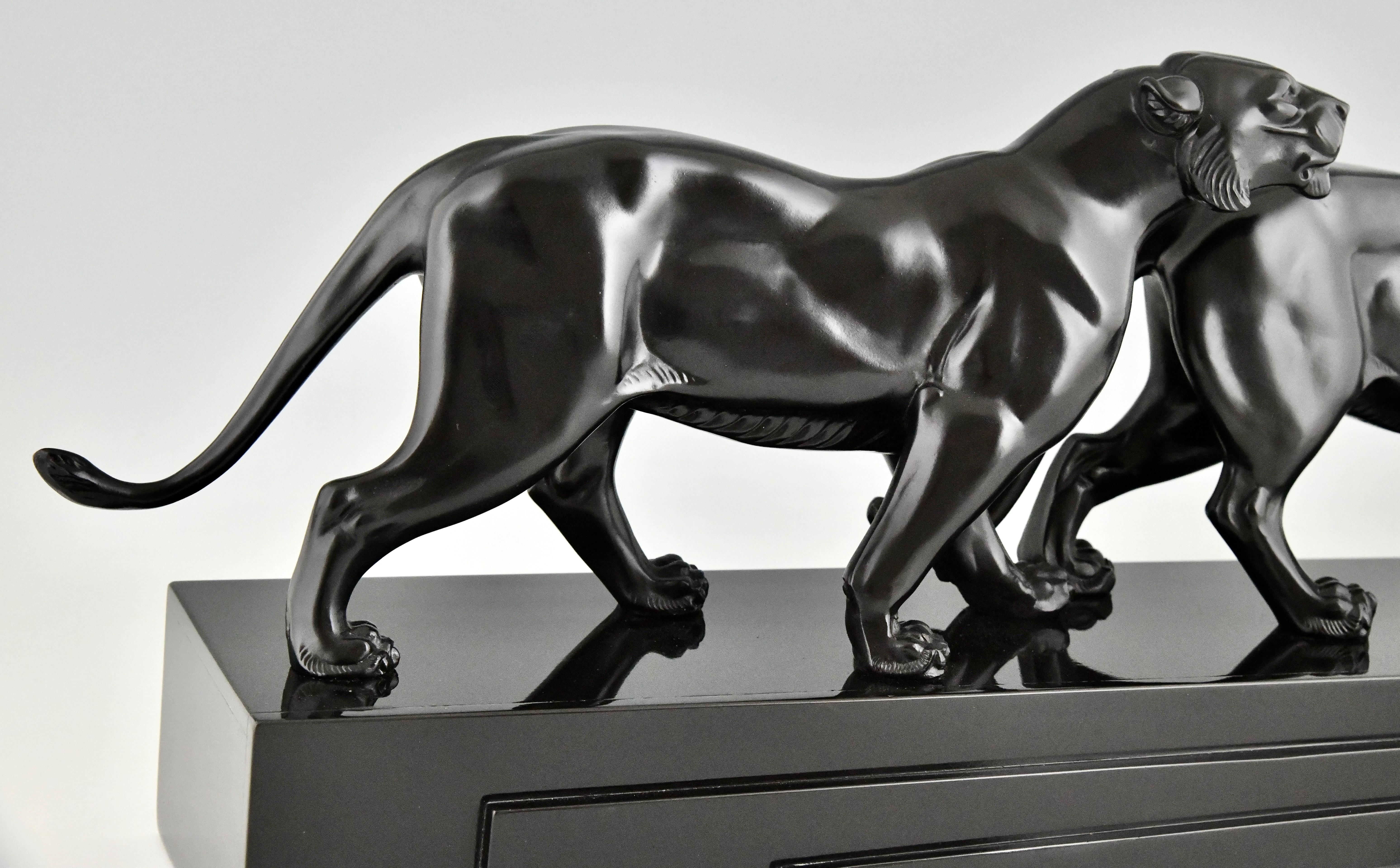 Art-Déco-Skulptur zweier Panther, signiert von Irene Rochard.  im Angebot 1