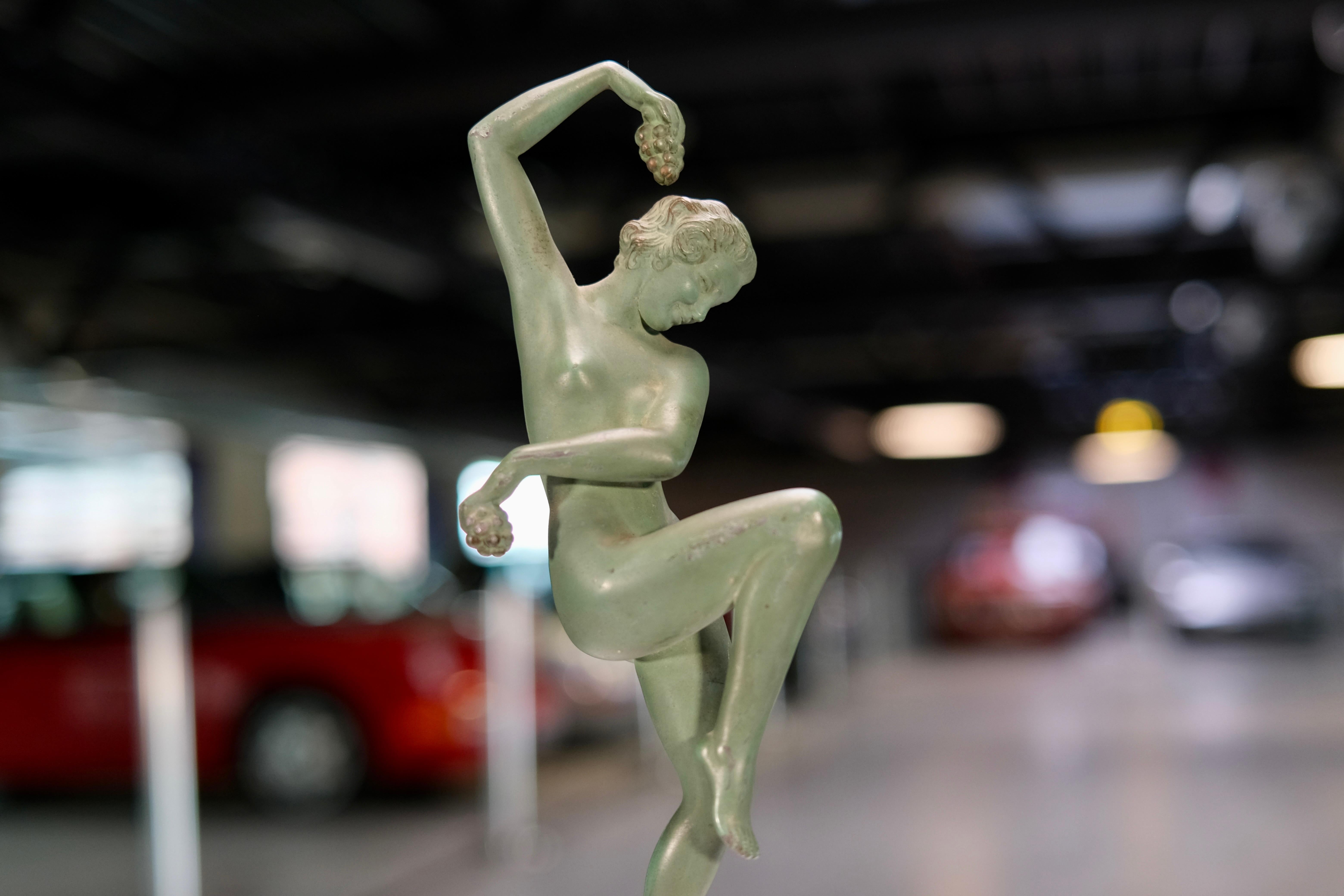 Escultura Art Déco Vendanges de Max Le Verrier desnudo bailando con uvas, años 40 en venta 2