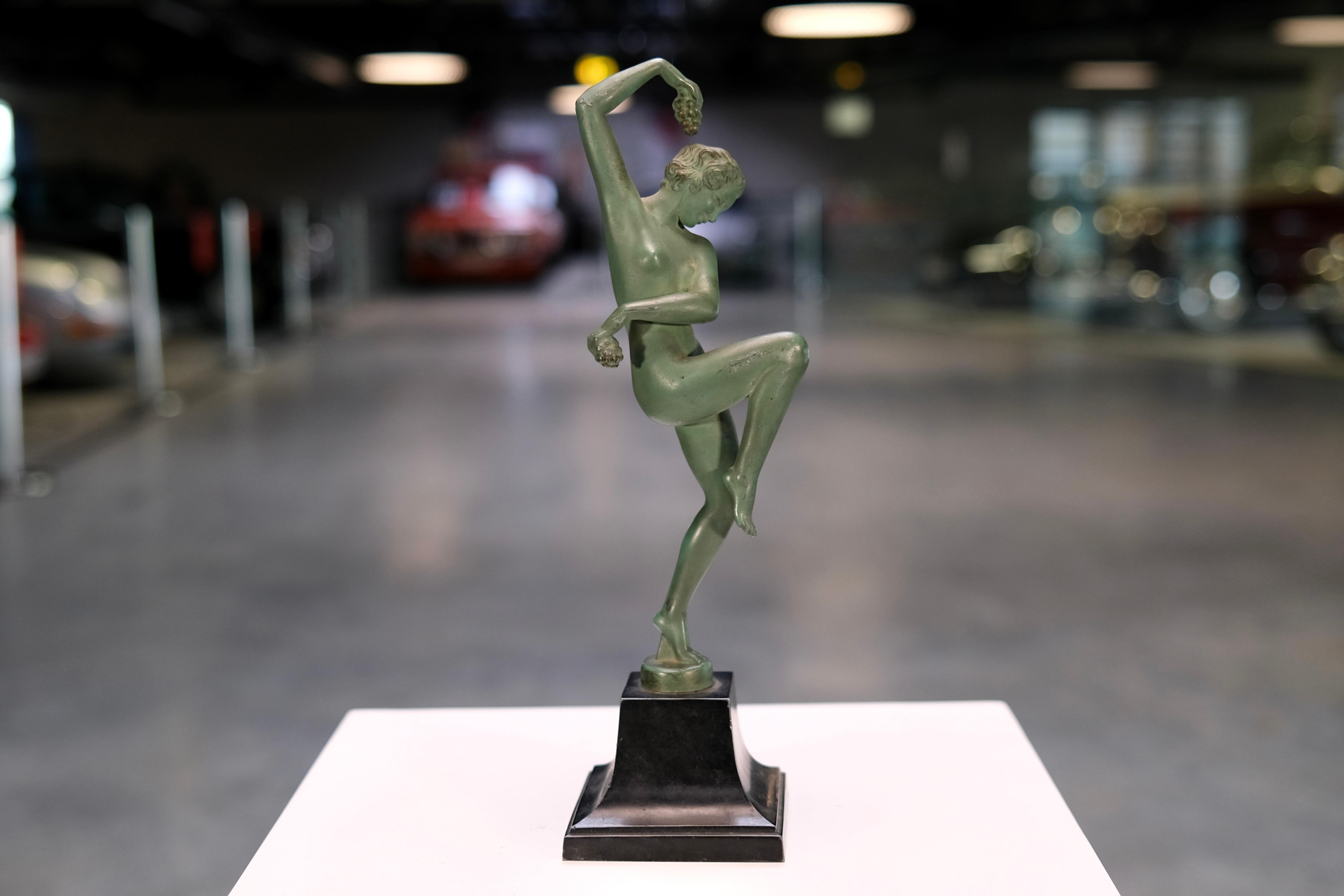 Escultura Art Déco Vendanges de Max Le Verrier desnudo bailando con uvas, años 40 en venta 3