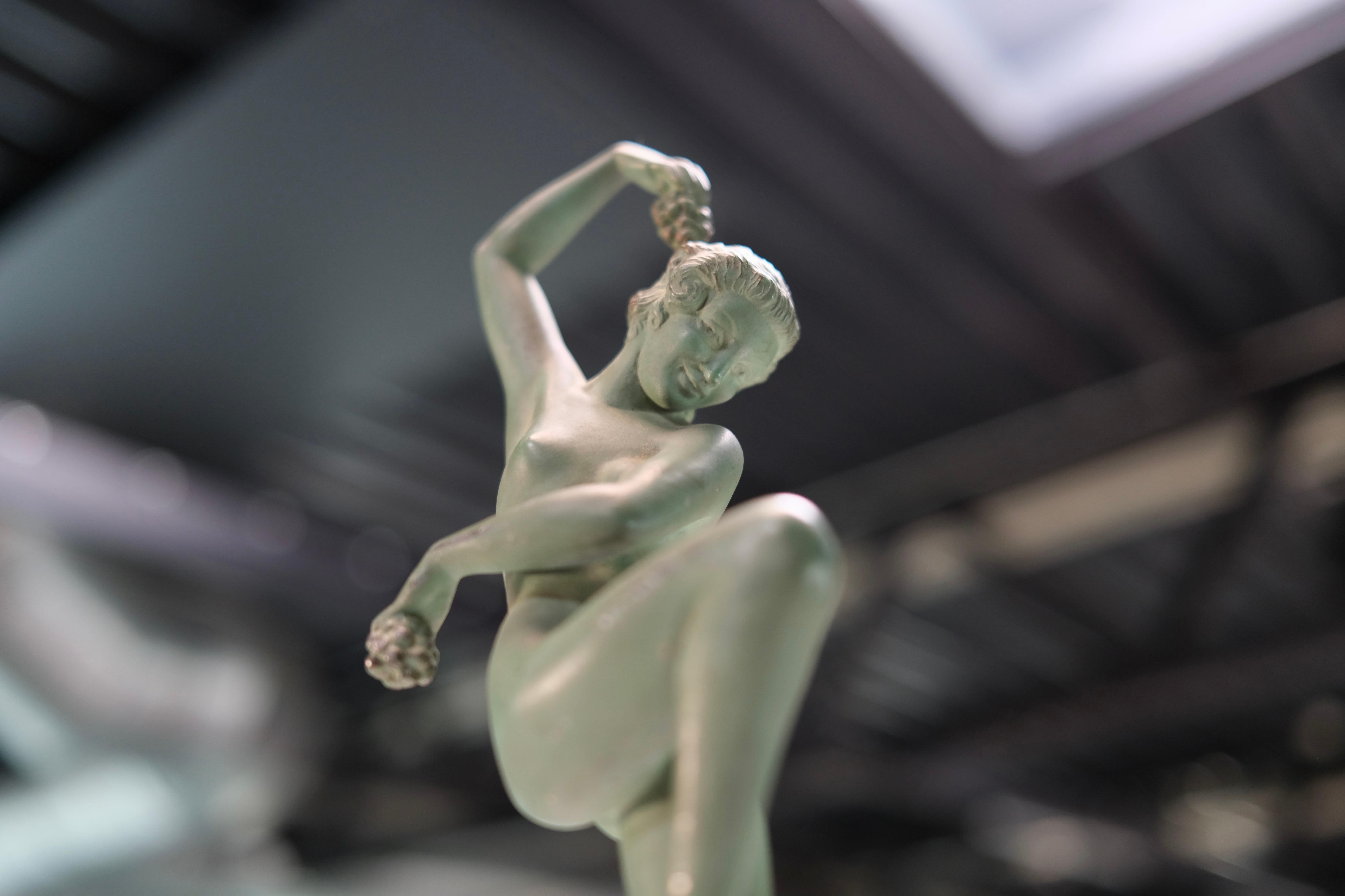 Escultura Art Déco Vendanges de Max Le Verrier desnudo bailando con uvas, años 40 en venta 4