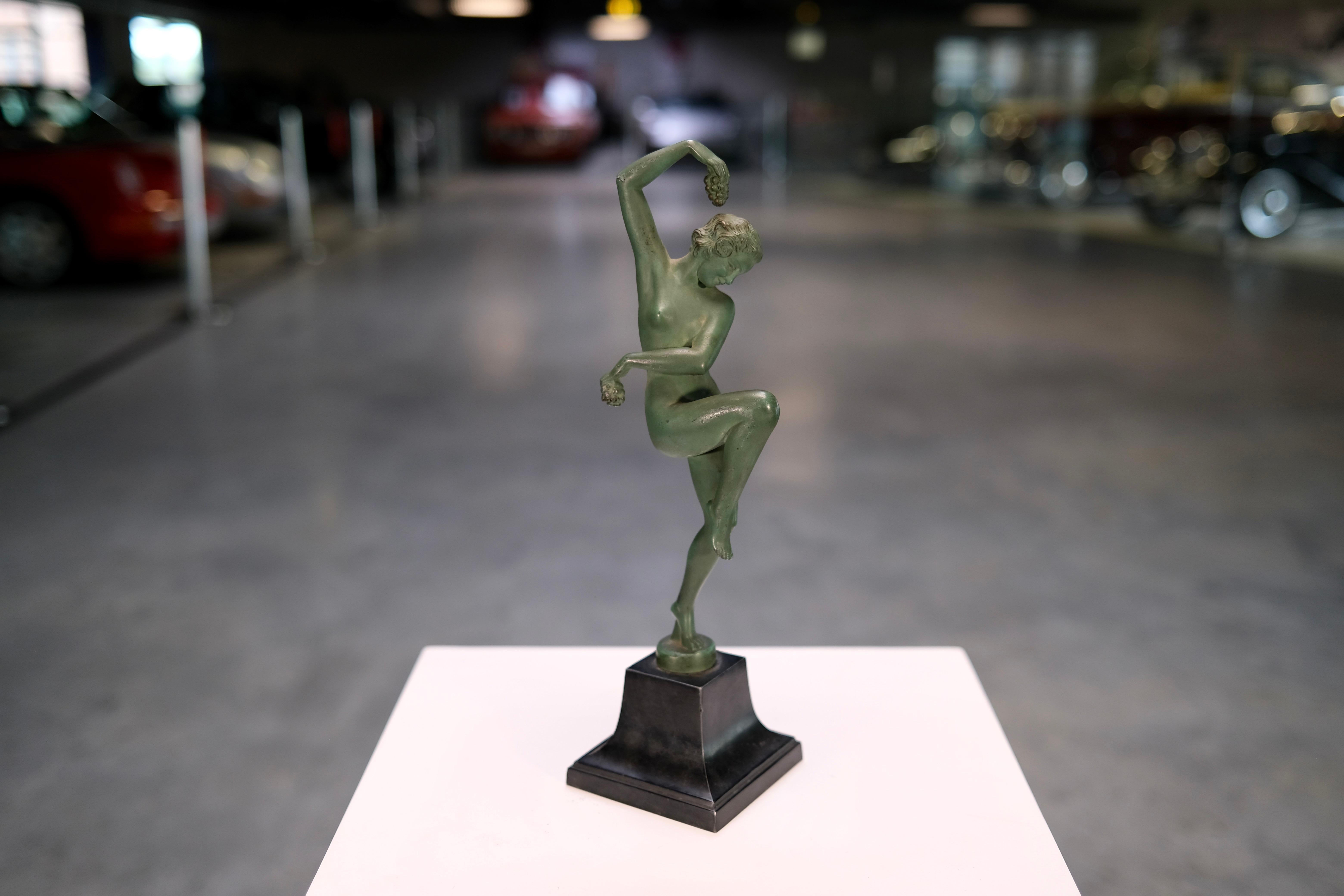 Escultura Art Decó de una mujer bailando con uvas - decoración coleccionable para los amantes del vino. 
Esta elegante escultura Art Déco, titulada Vendanges (Cosecha en francés), capta el espíritu de la celebración, la feminidad y la artesanía.