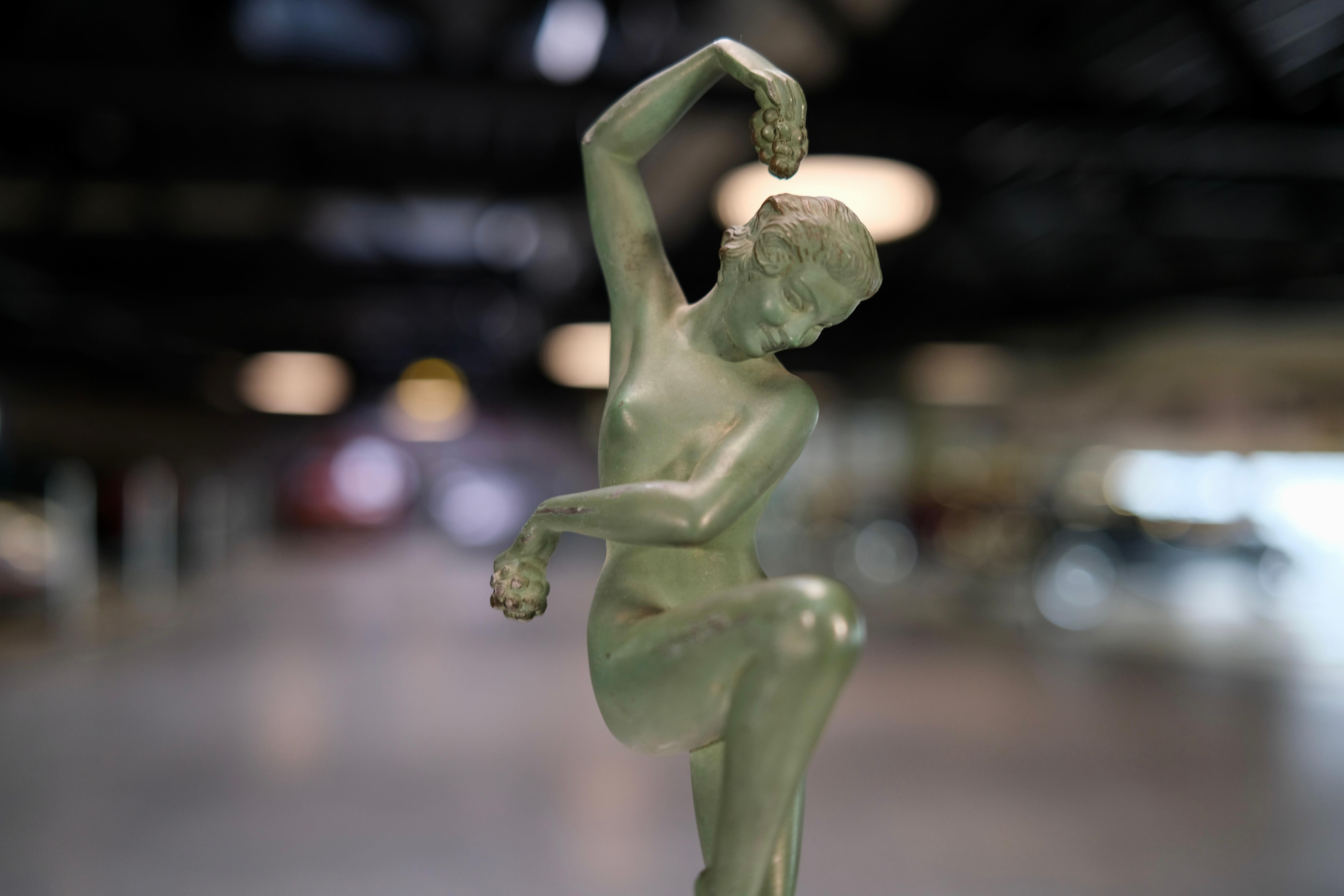 Escultura Art Déco Vendanges de Max Le Verrier desnudo bailando con uvas, años 40 Art Decó en venta
