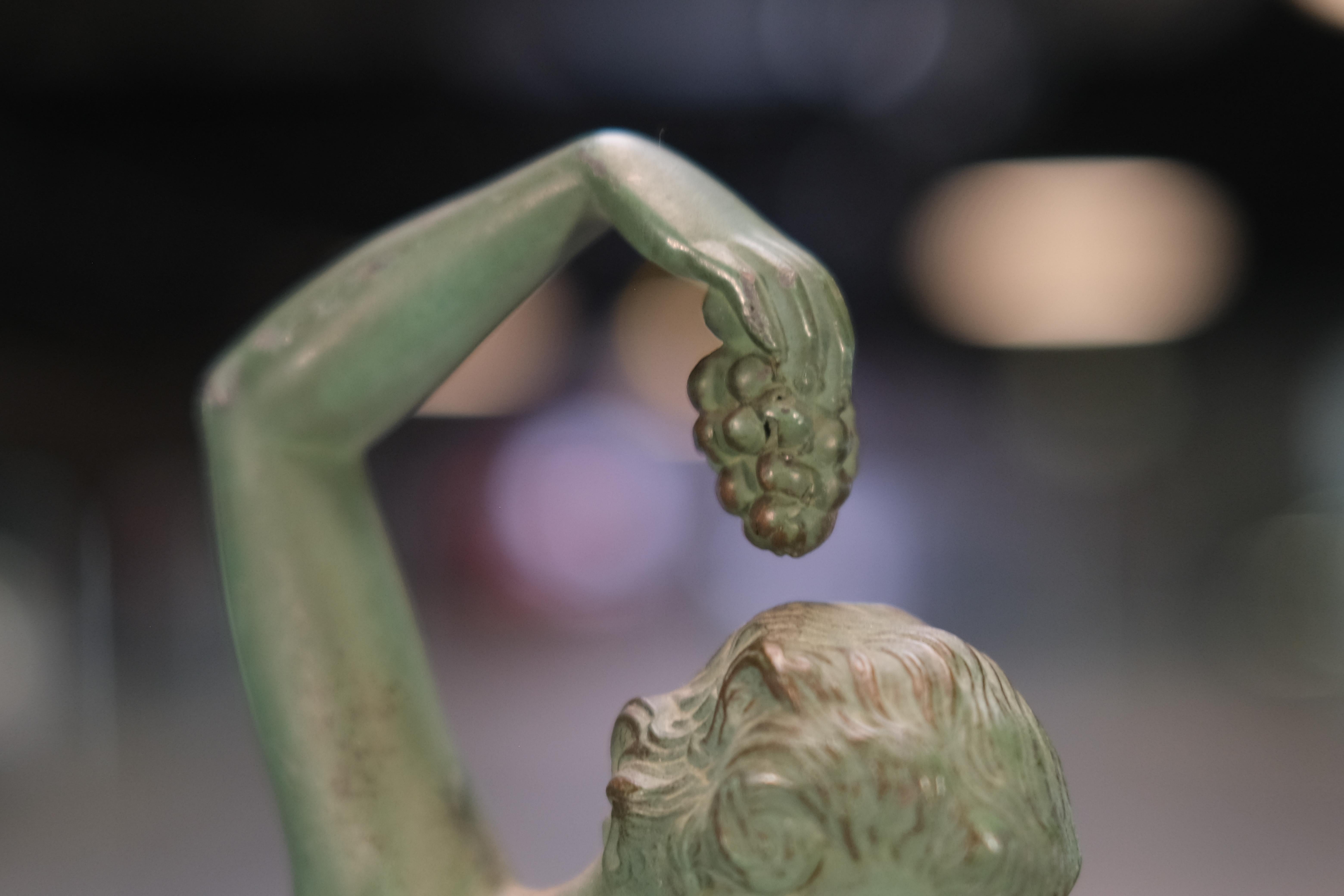 Escultura Art Déco Vendanges de Max Le Verrier desnudo bailando con uvas, años 40 Patinado en venta
