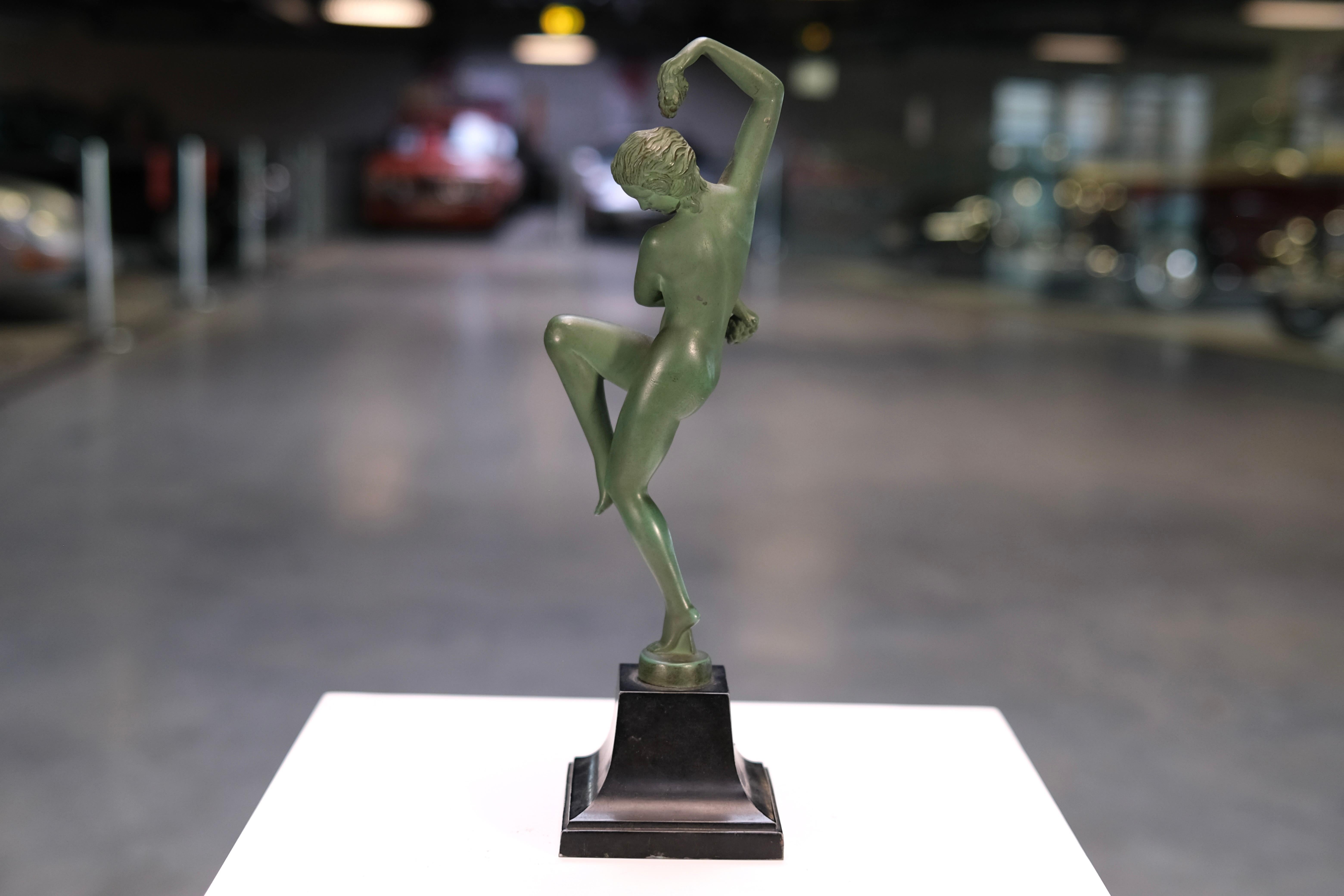 Escultura Art Déco Vendanges de Max Le Verrier desnudo bailando con uvas, años 40 siglo XX en venta