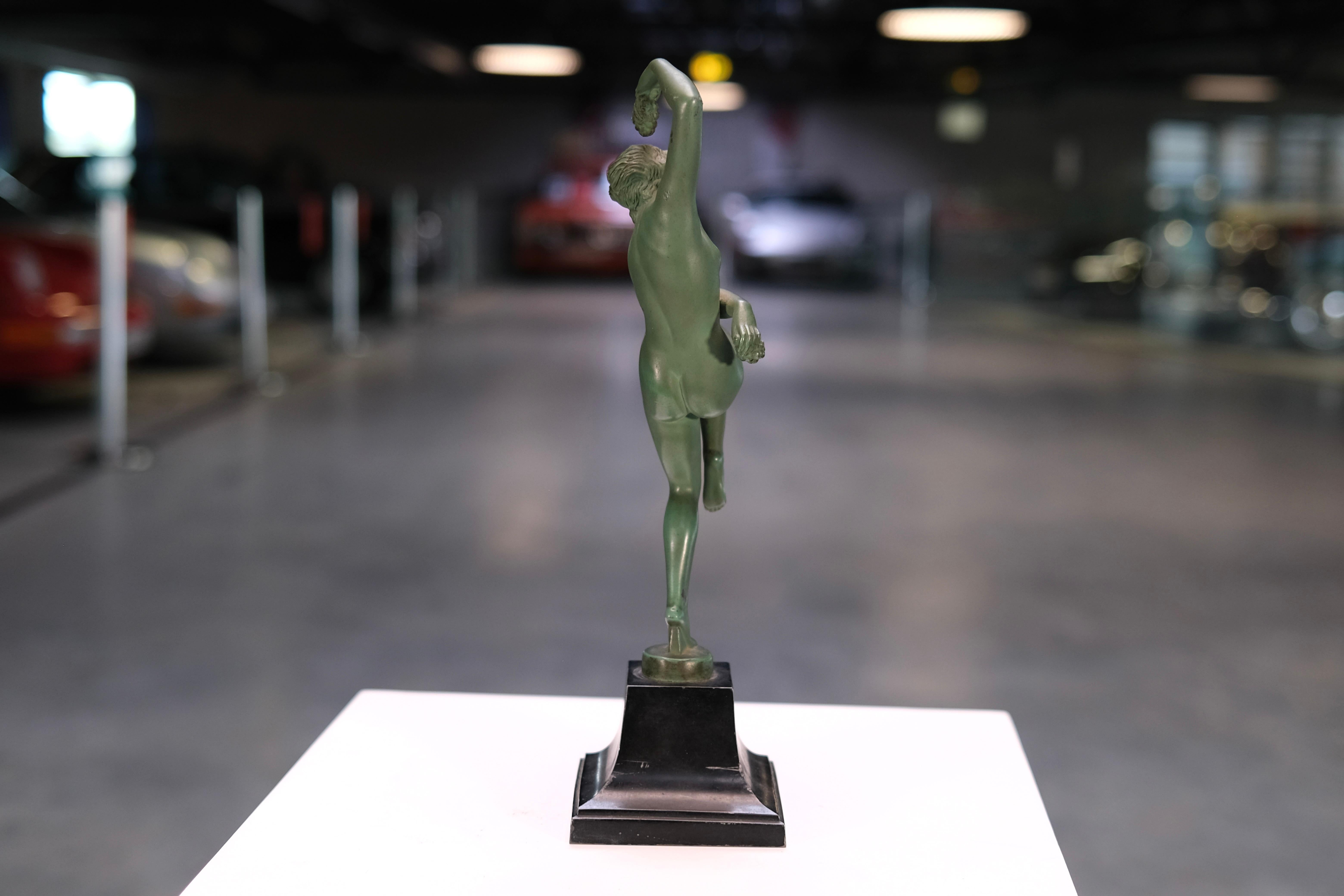 Escultura Art Déco Vendanges de Max Le Verrier desnudo bailando con uvas, años 40 Metal en venta