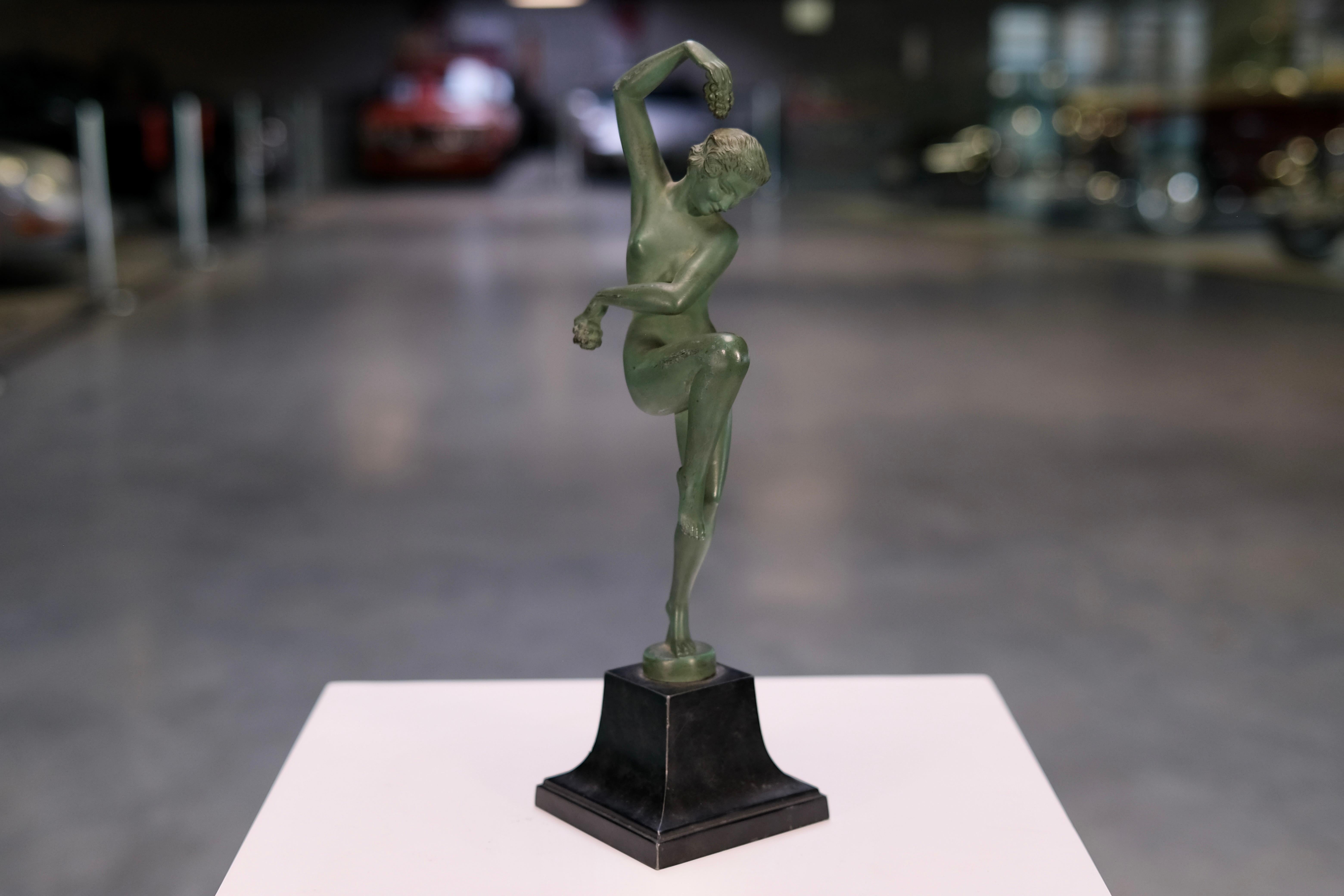 Escultura Art Déco Vendanges de Max Le Verrier desnudo bailando con uvas, años 40 en venta 1