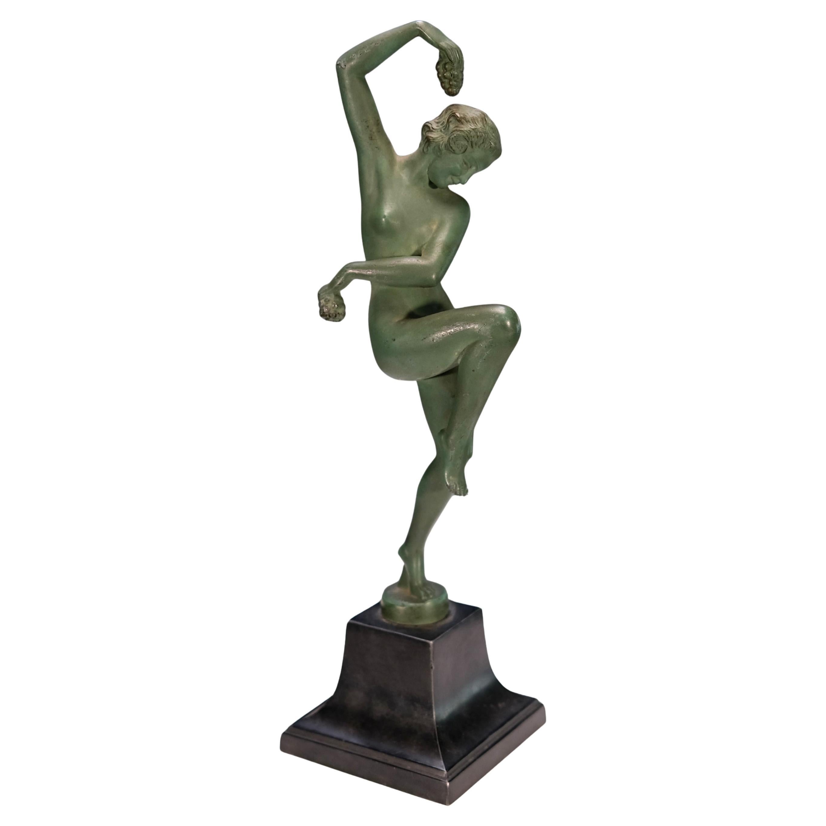 Escultura Art Déco Vendanges de Max Le Verrier desnudo bailando con uvas, años 40 en venta