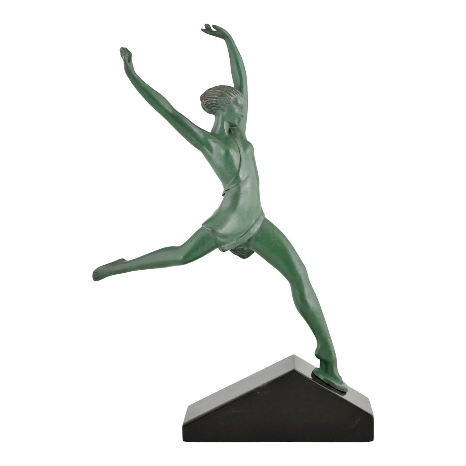 Scultura Art Deco di una donna OLYMPIE di Fayral, pseudonimo di Pierre Le Faguays.
Fuso presso la fonderia Max Le Verrier. 
Art Metal con patina verde. 
Base in marmo nero belga. 
Francia, 1930. 
Letteratura: 
Max Le Verrier, un esprit Art Déco. 