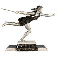 Sculpture Art Déco femme avec une lance d'Ouraliano France, javelin thrower de 1930.