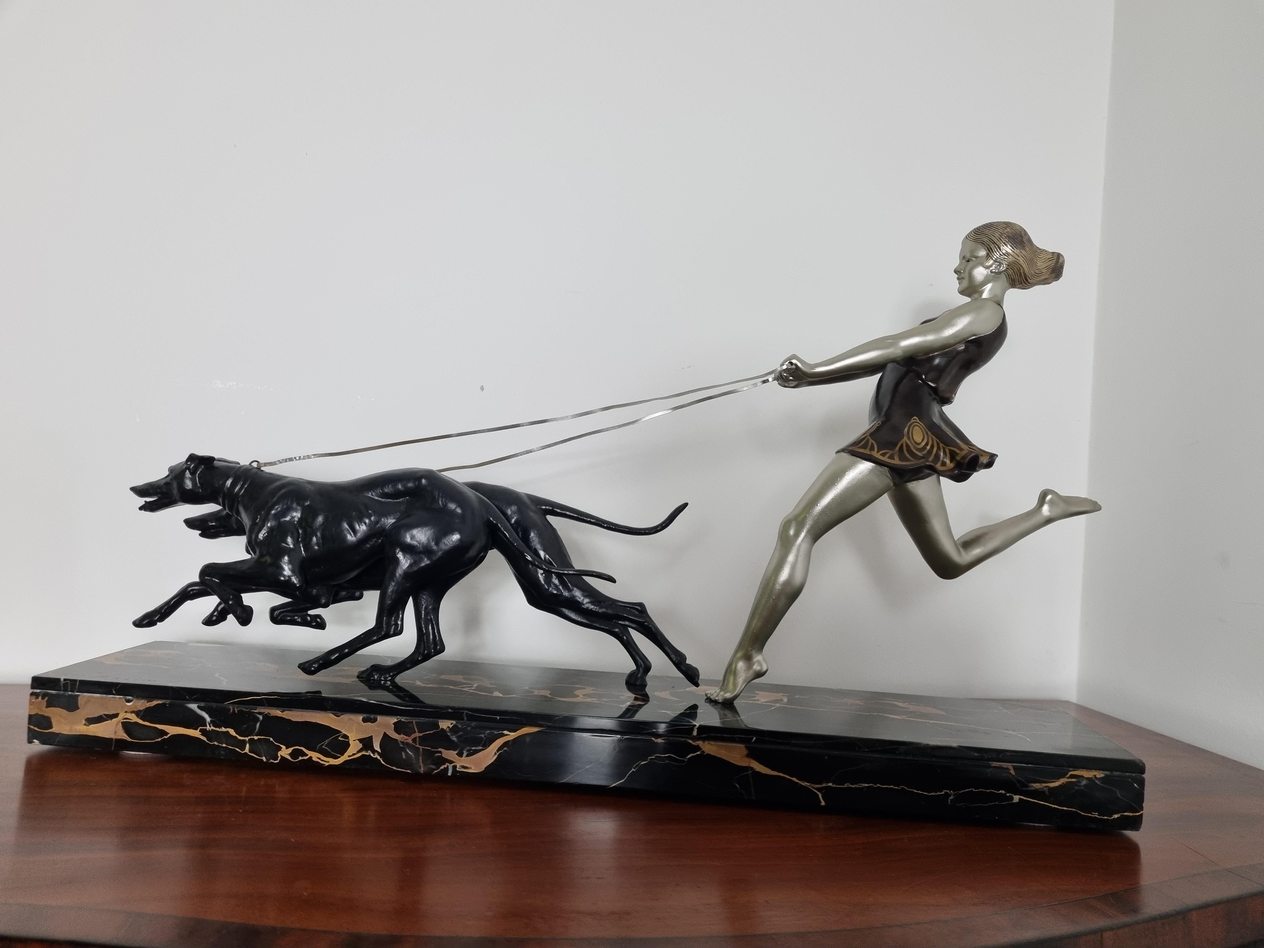 Scultura Art Déco Giovane ragazza che corre con i levrieri di Geo Maxim in vendita 3