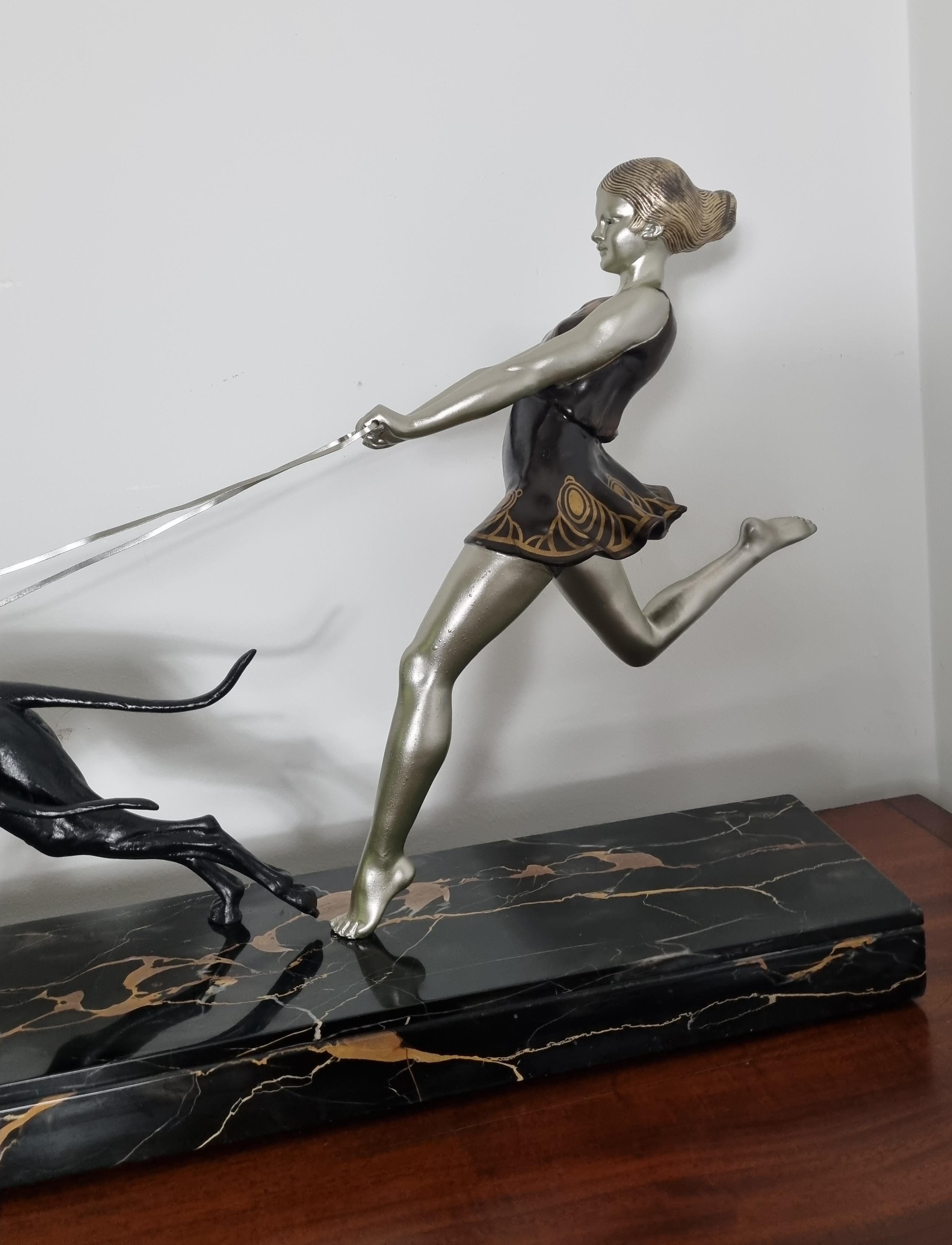 Scultura Art Déco Giovane ragazza che corre con i levrieri di Geo Maxim in vendita 4