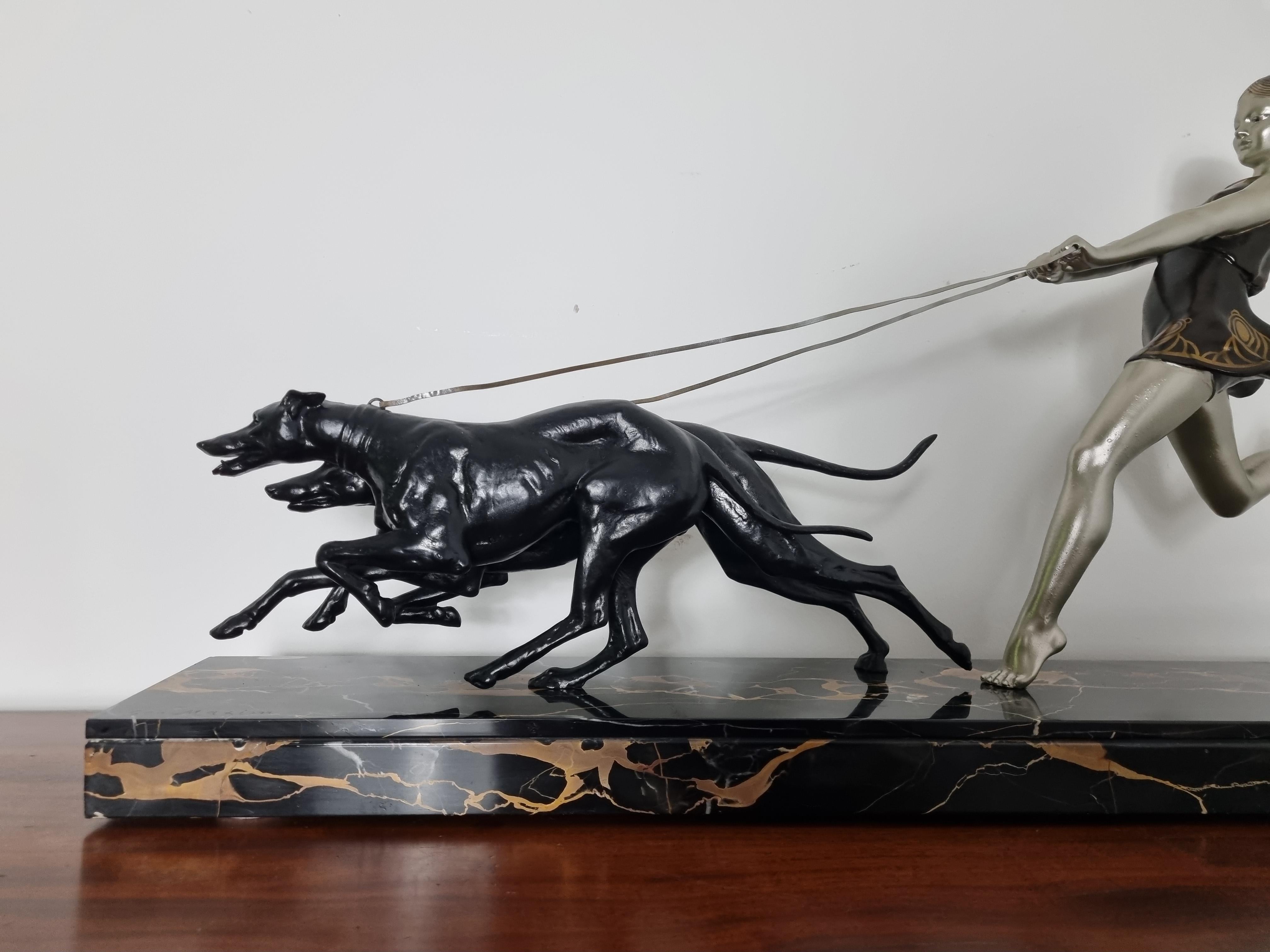 Scultura Art Déco Giovane ragazza che corre con i levrieri di Geo Maxim in vendita 5