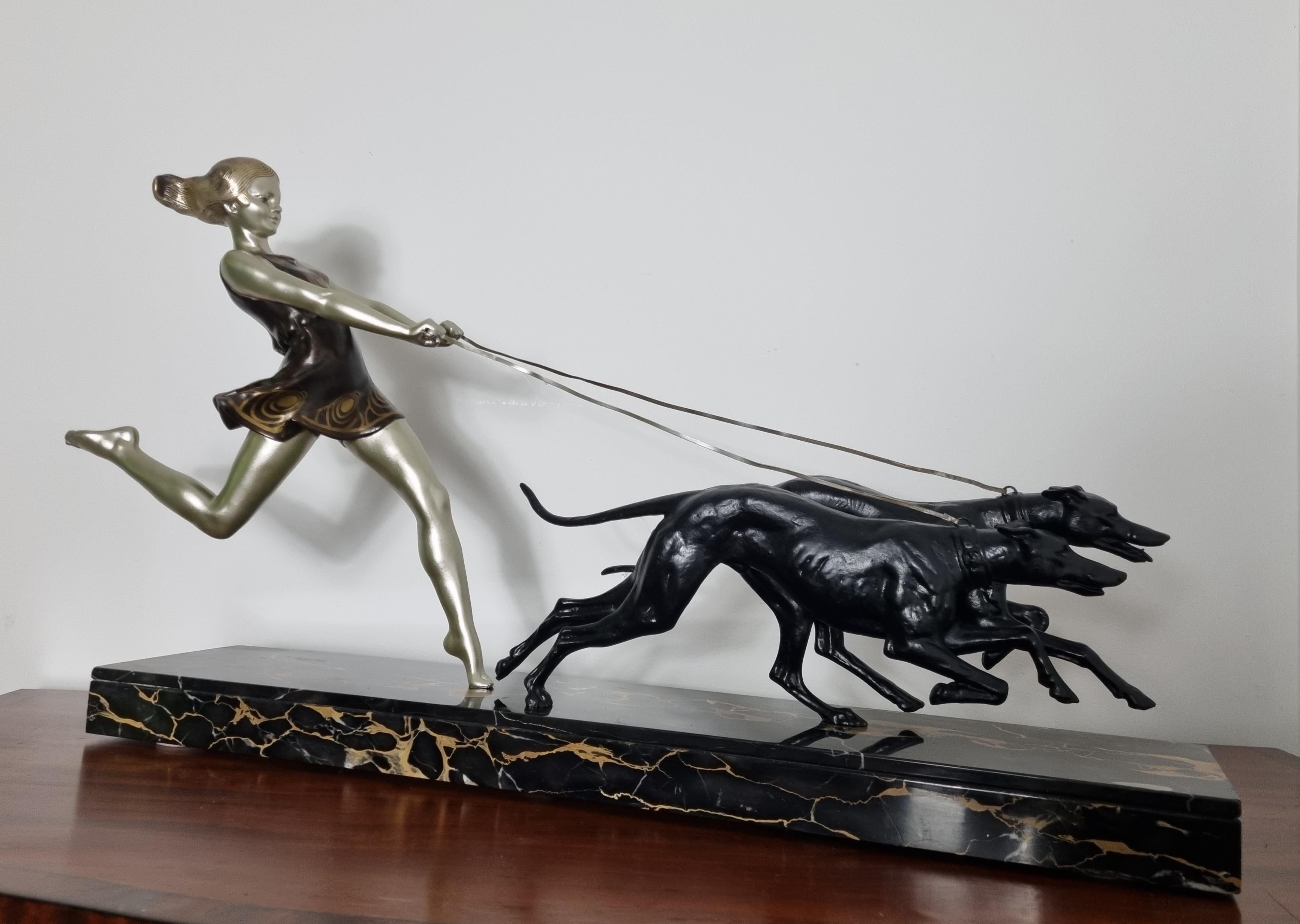 Francese Scultura Art Déco Giovane ragazza che corre con i levrieri di Geo Maxim in vendita