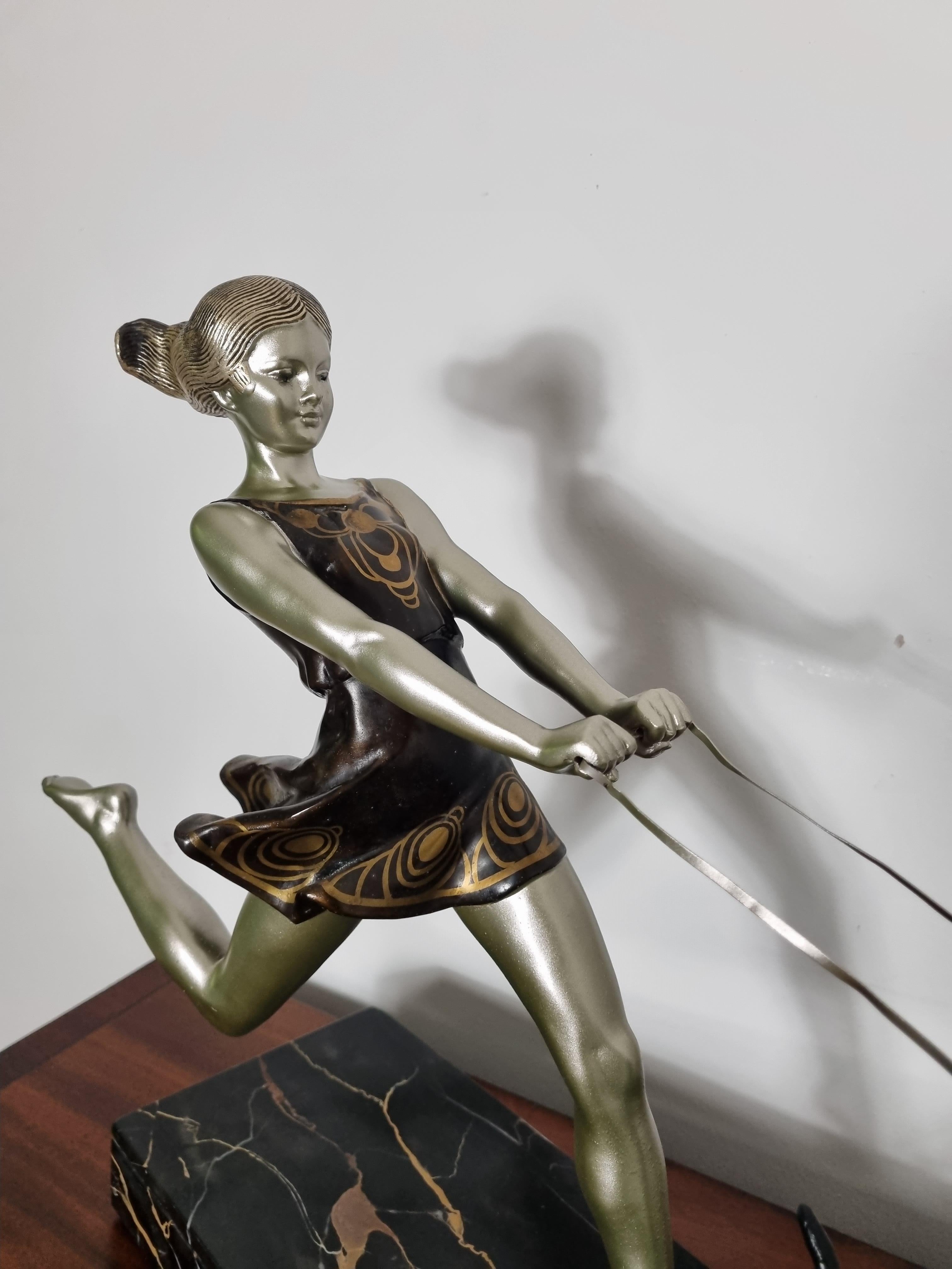 Scultura Art Déco Giovane ragazza che corre con i levrieri di Geo Maxim In condizioni buone in vendita a Hoddesdon, GB