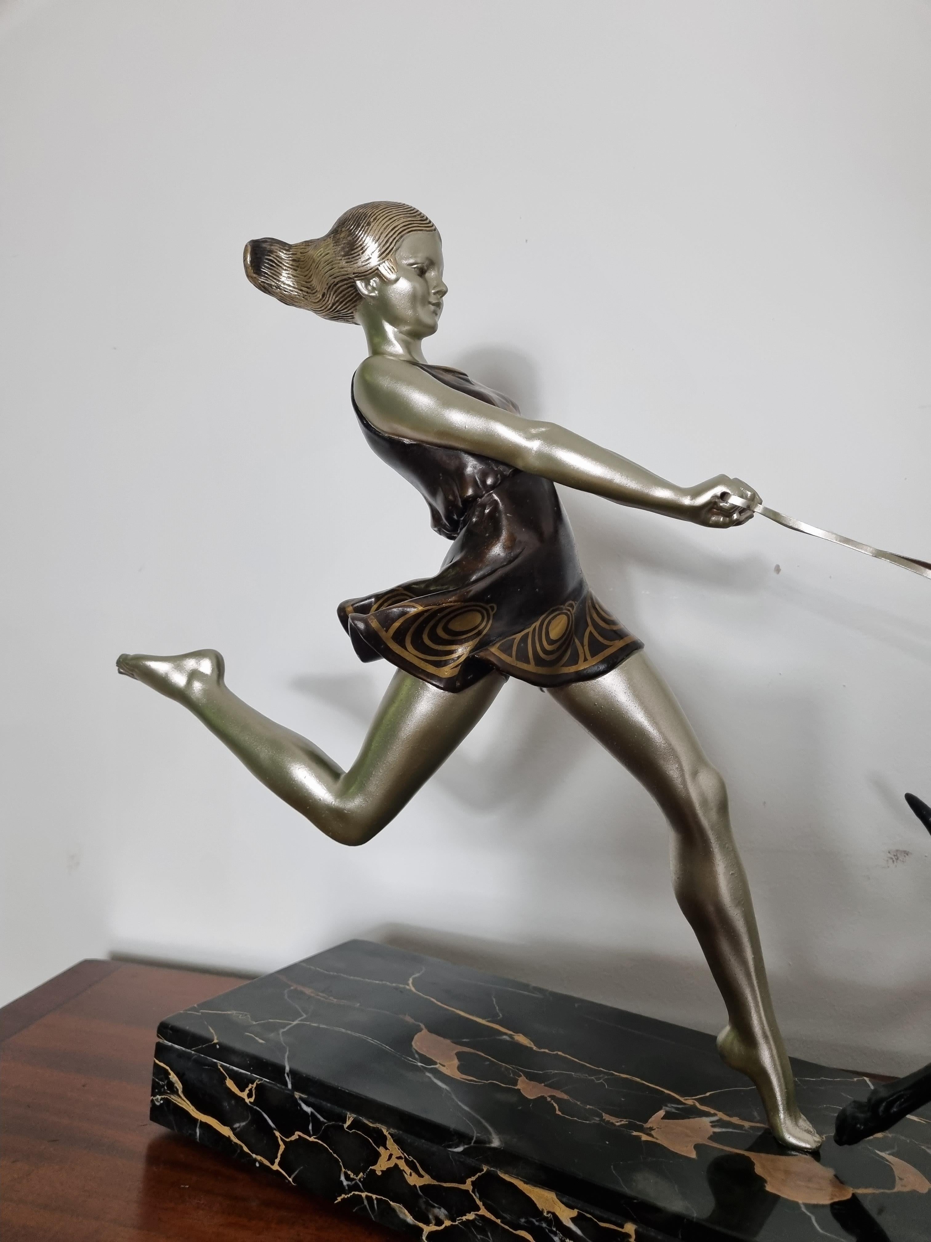 Metà XX secolo Scultura Art Déco Giovane ragazza che corre con i levrieri di Geo Maxim in vendita