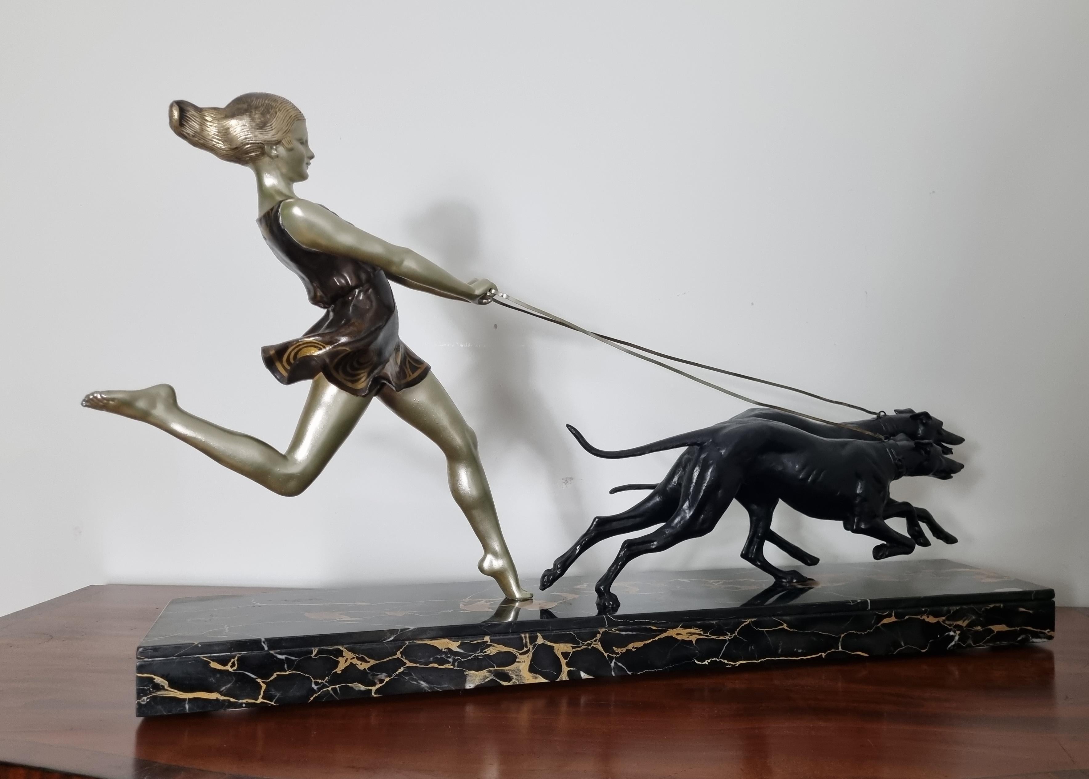 Zinco commerciale Scultura Art Déco Giovane ragazza che corre con i levrieri di Geo Maxim in vendita