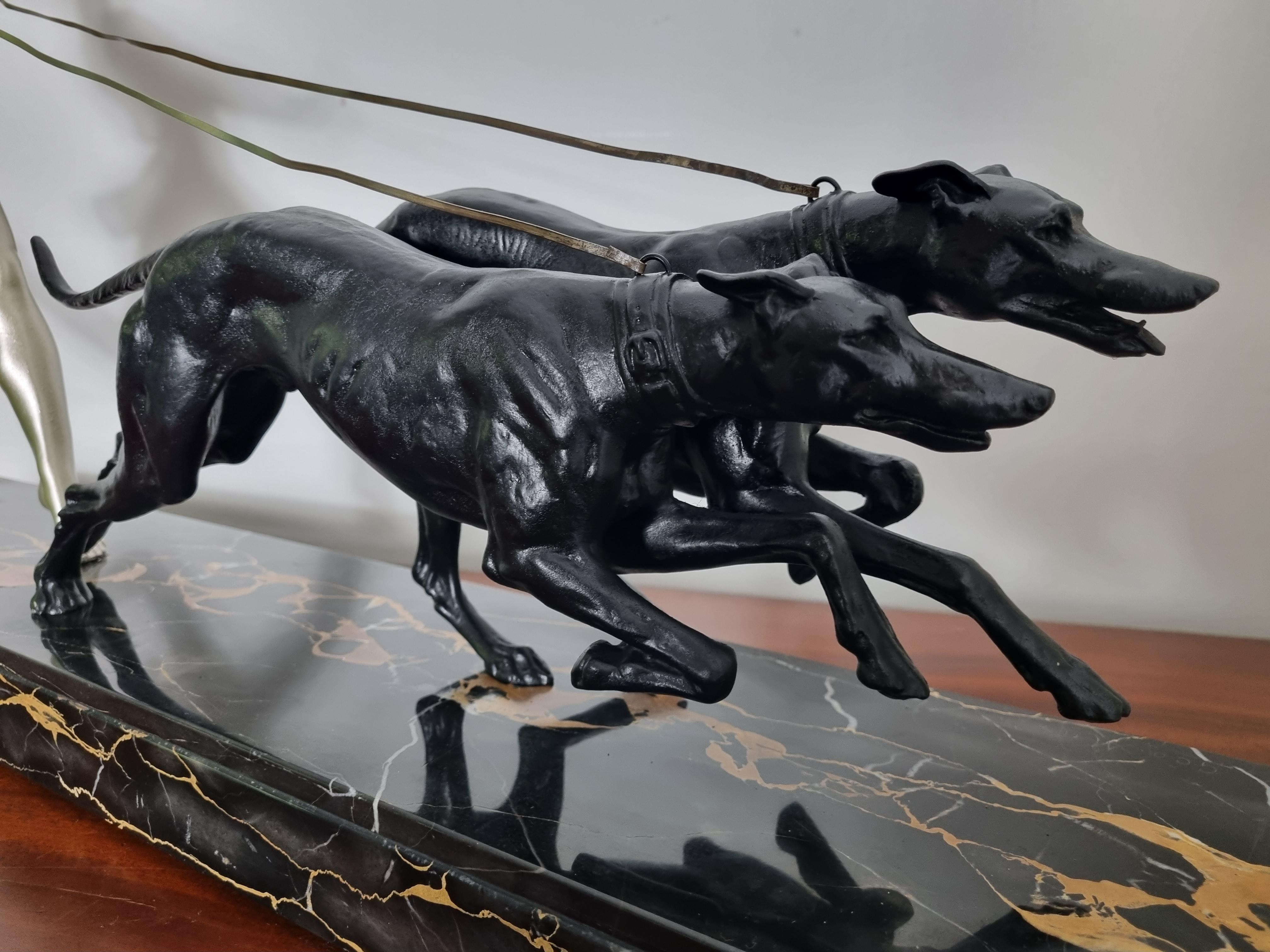 Scultura Art Déco Giovane ragazza che corre con i levrieri di Geo Maxim in vendita 1