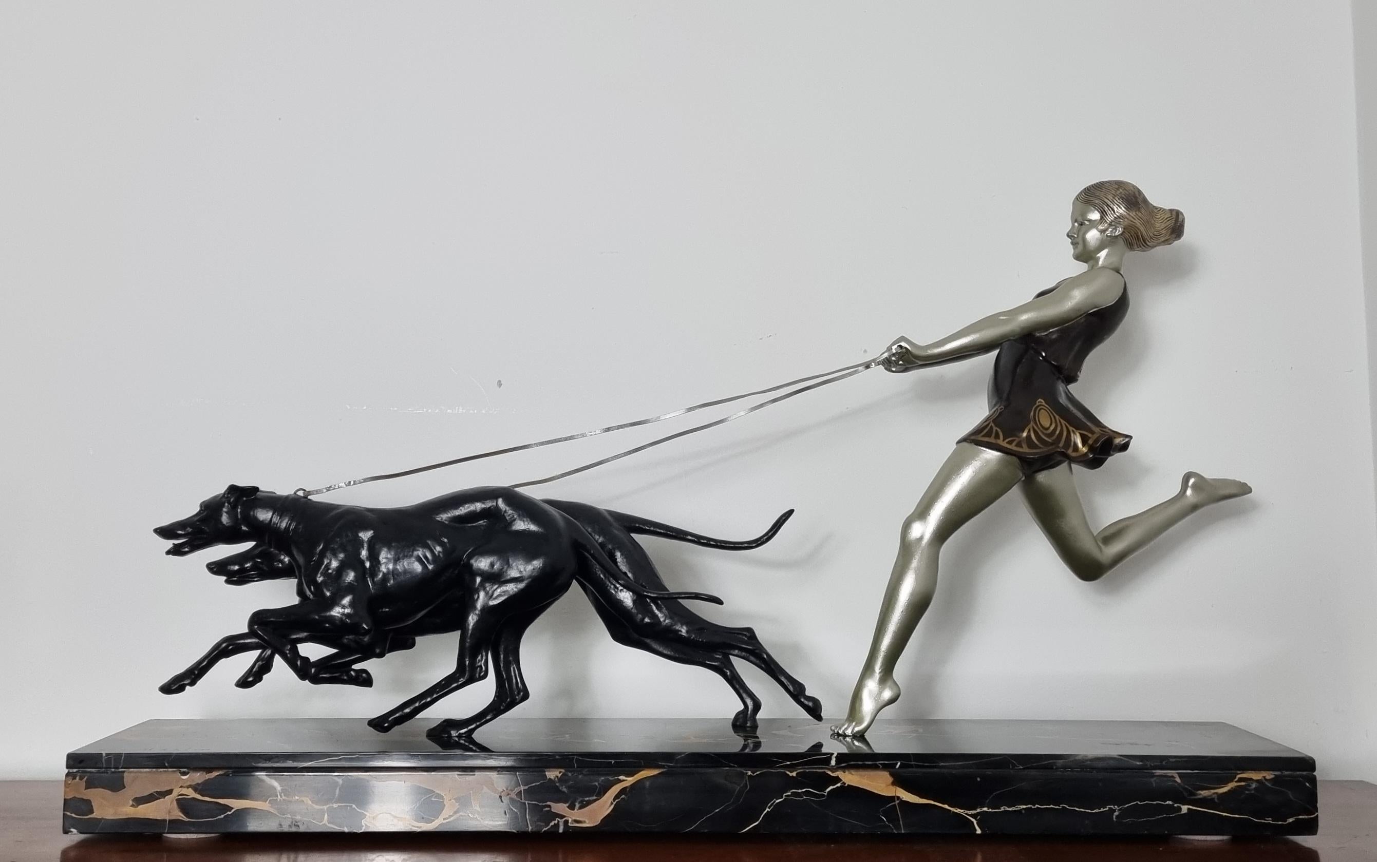 Scultura Art Déco Giovane ragazza che corre con i levrieri di Geo Maxim in vendita 2
