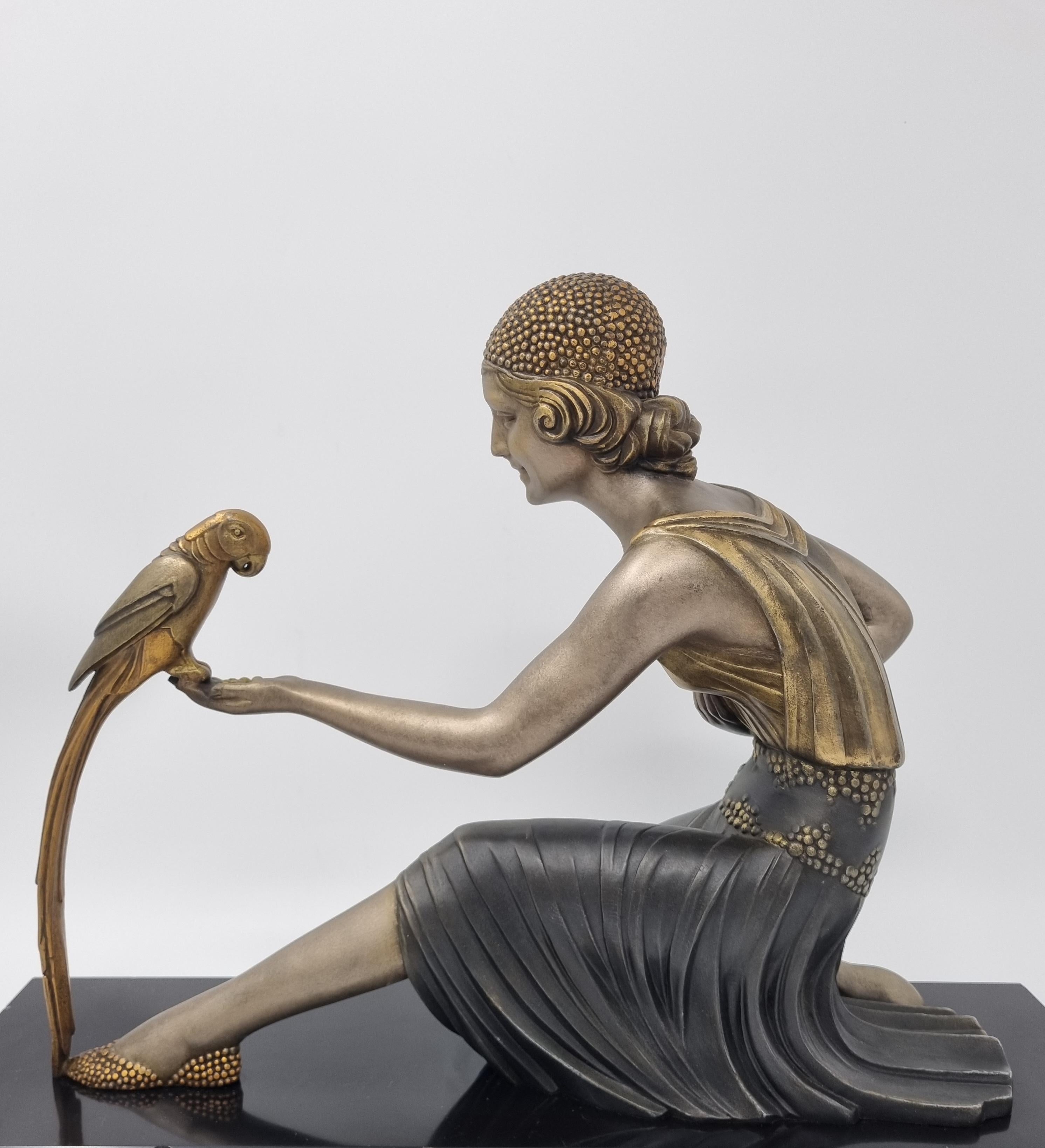 Scultura Art Deco Giovane donna con pappagallo firmata D. H. Chiparus in vendita 2