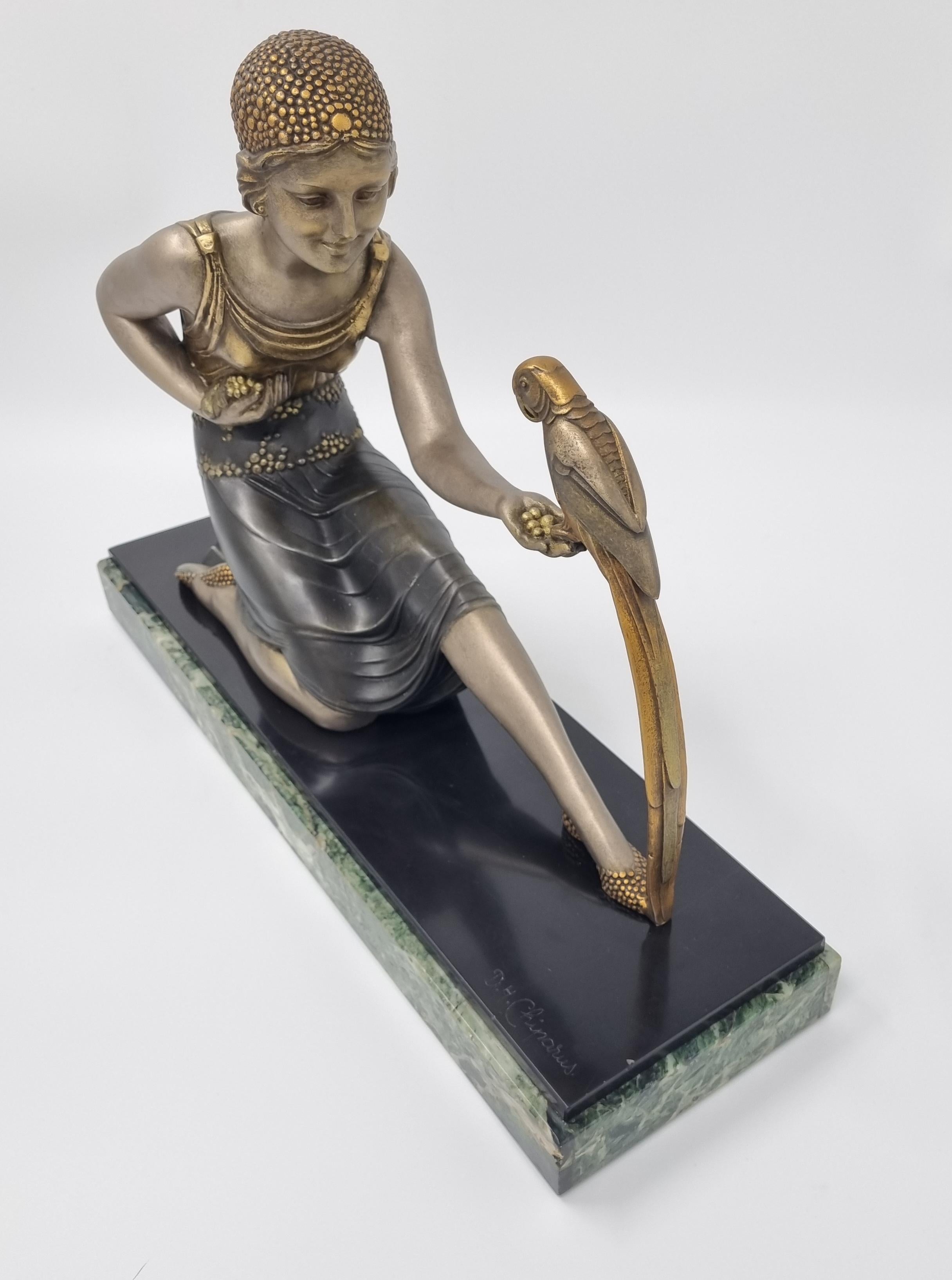 Scultura Art Deco Giovane donna con pappagallo firmata D. H. Chiparus in vendita 3