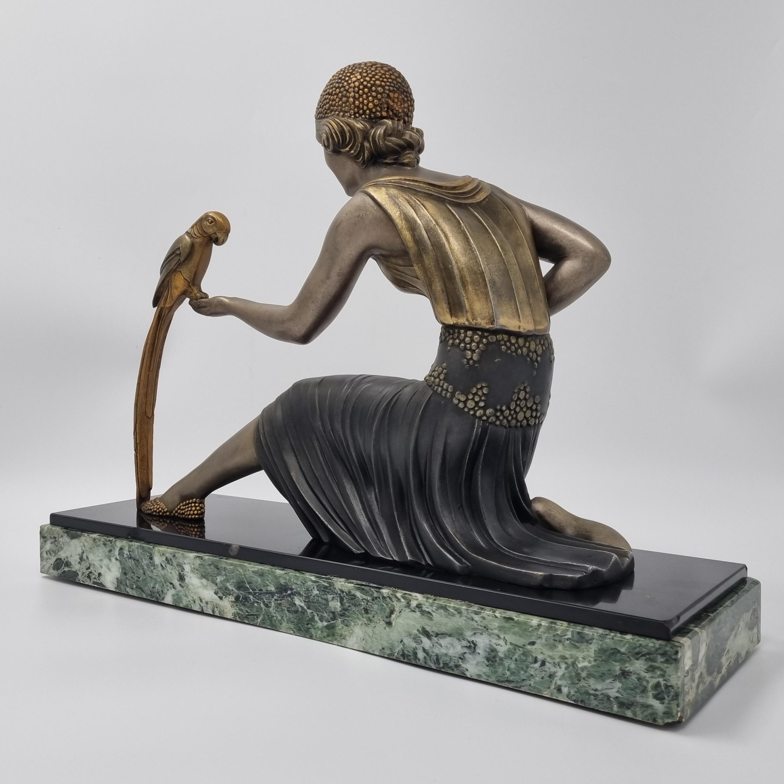 Scultura Art Deco Giovane donna con pappagallo firmata D. H. Chiparus in vendita 4