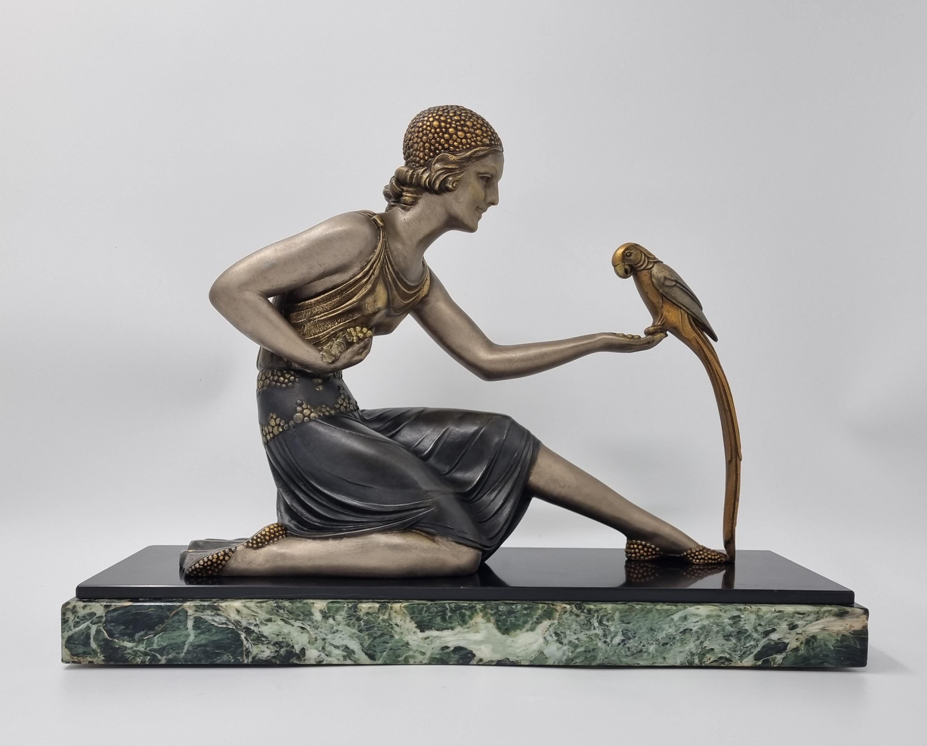 Una superba scultura Art Déco che raffigura una giovane donna con in mano un pappagallo. Realizzato e firmato  del famoso artista del periodo Artistics Demétre Haralamb Chiparus. Un pezzo meravigliosamente dettagliato e di qualità suprema che