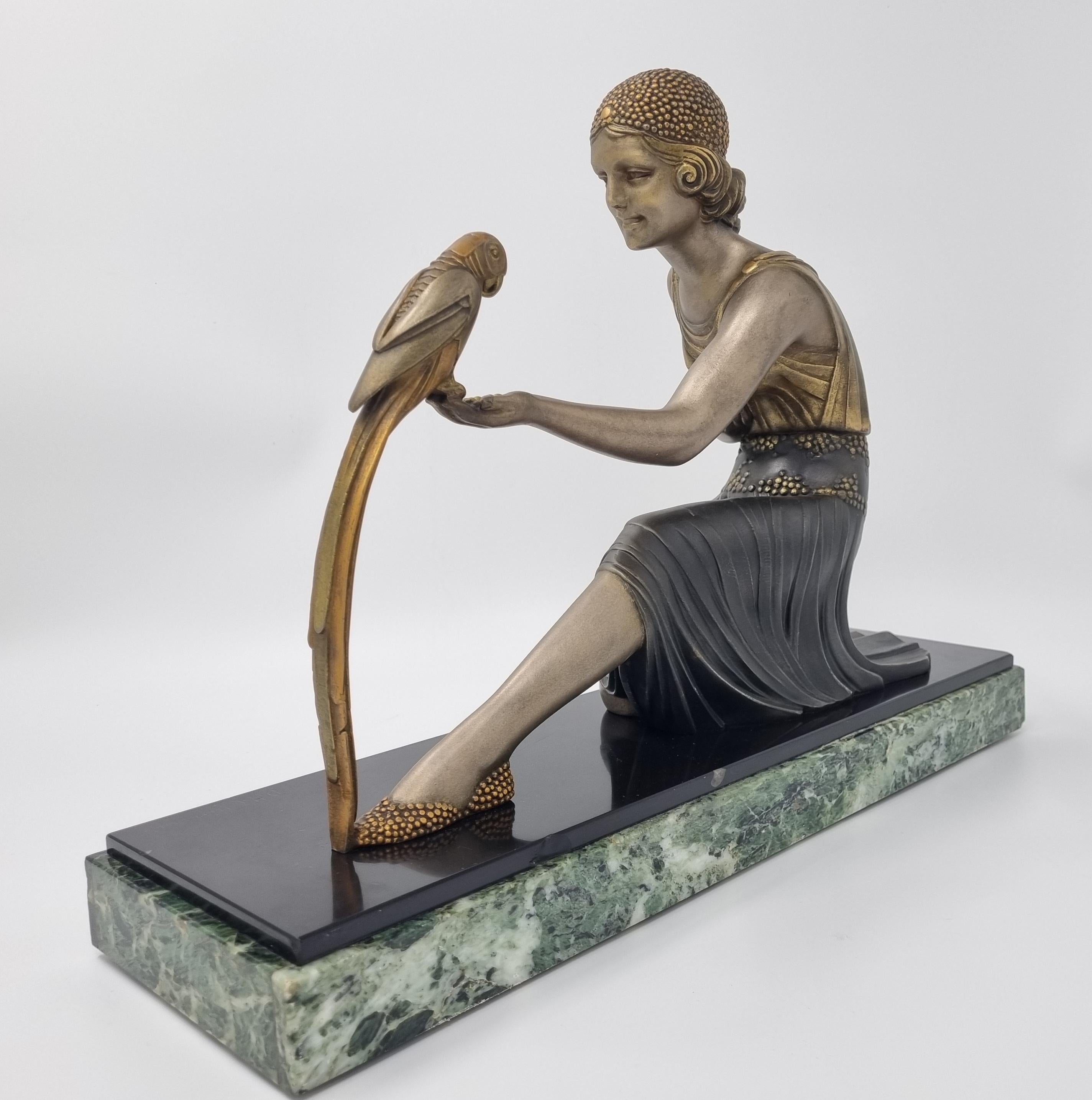 Francese Scultura Art Deco Giovane donna con pappagallo firmata D. H. Chiparus in vendita