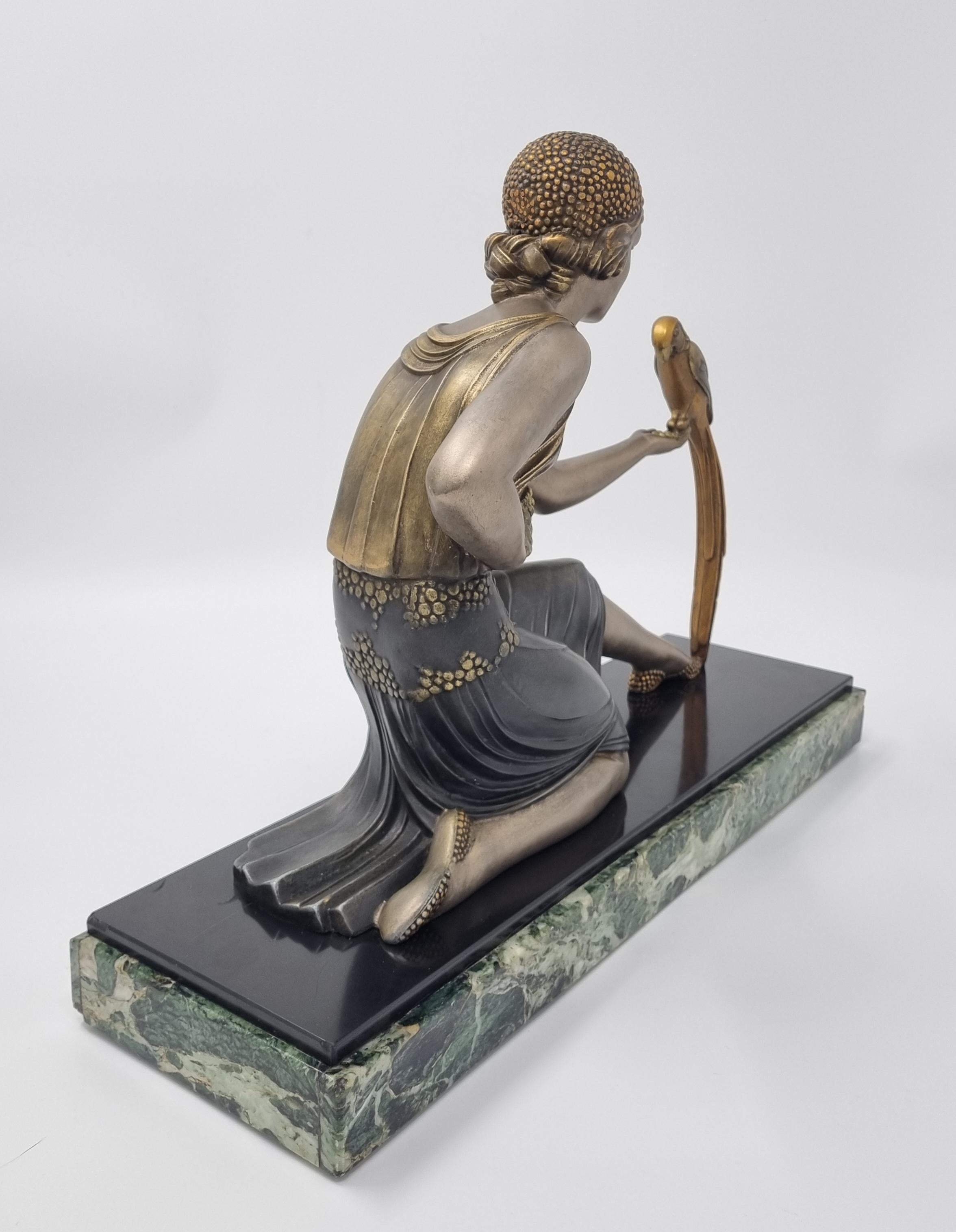 Inizio XX secolo Scultura Art Deco Giovane donna con pappagallo firmata D. H. Chiparus in vendita