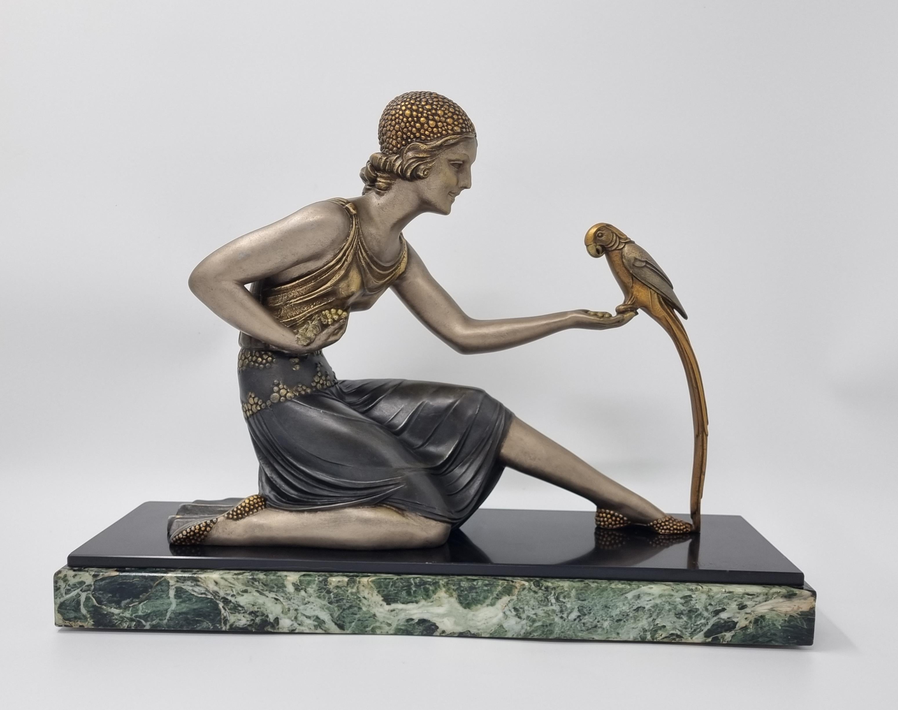 Zinco commerciale Scultura Art Deco Giovane donna con pappagallo firmata D. H. Chiparus in vendita