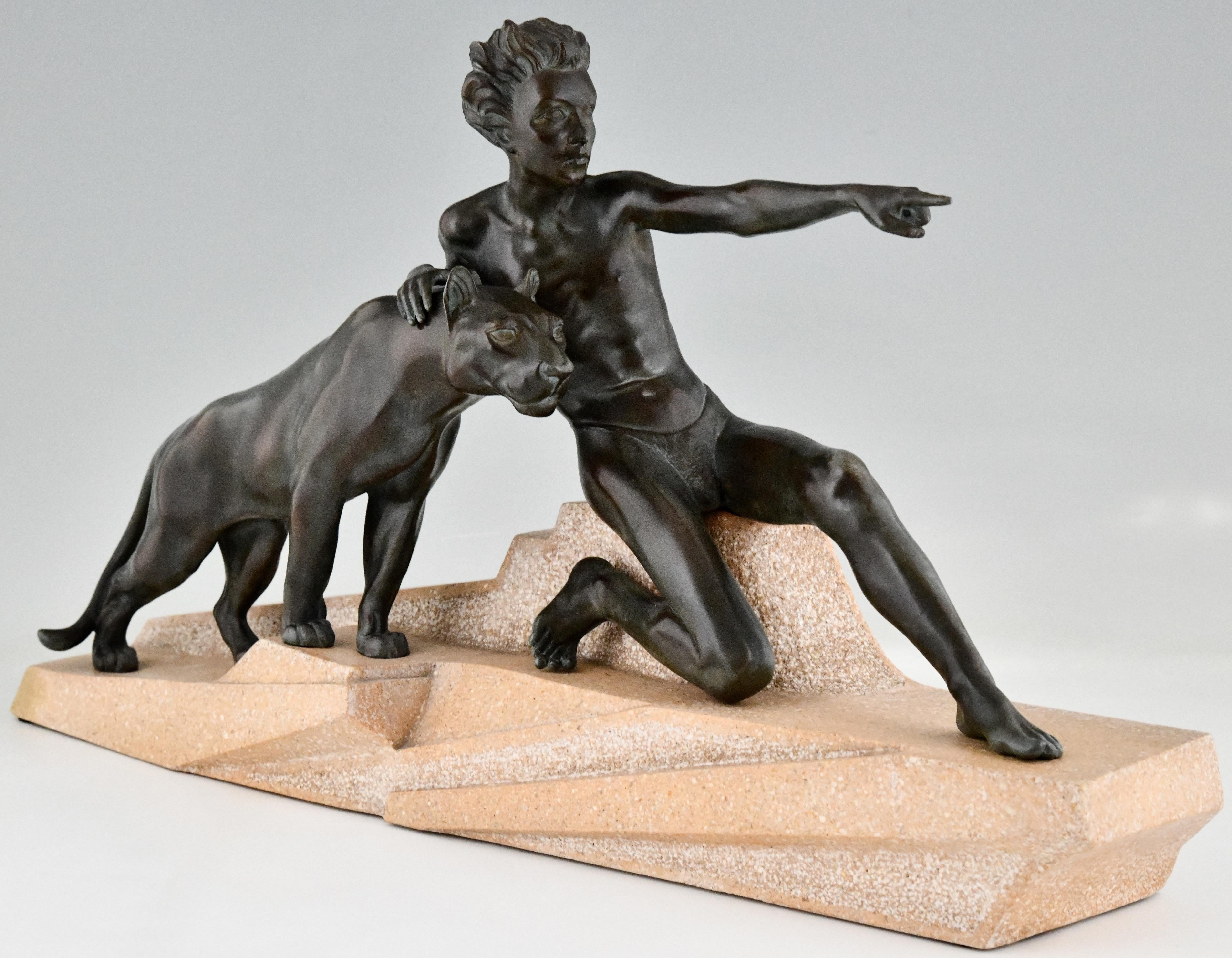 Art déco-Skulptur eines jungen Mannes mit Panther im Art déco-Stil von Max Le Verrier, Frankreich 1930 (Französisch) im Angebot